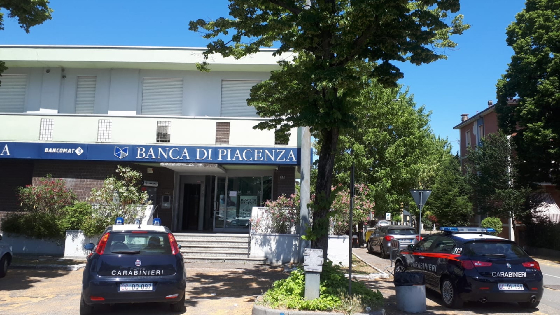 Armati di cutter assaltano una banca a Roveleto: dipendenti chiusi nel bagno, clienti controllati a vista. Nel bottino migliaia di euro