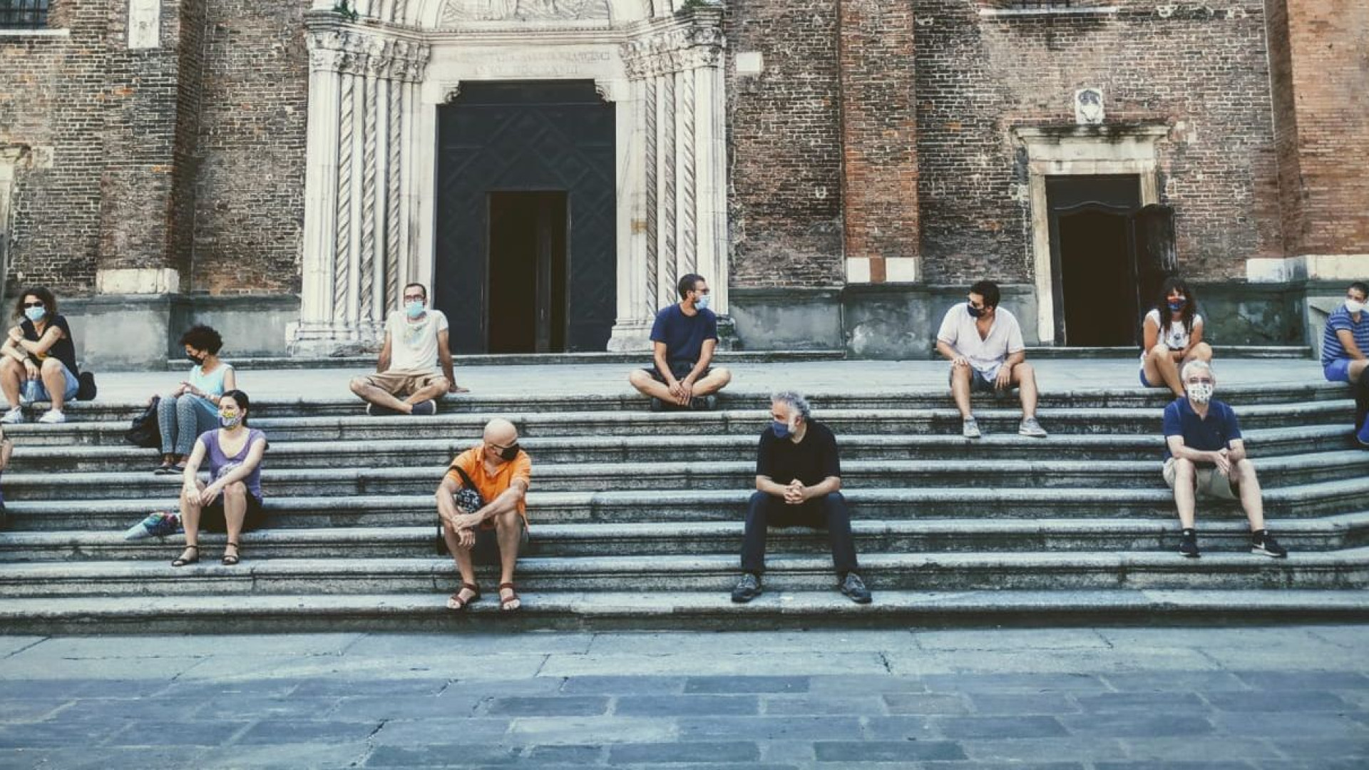 Ordinanza anti-assembramenti, scatta la protesta dalla scalinata