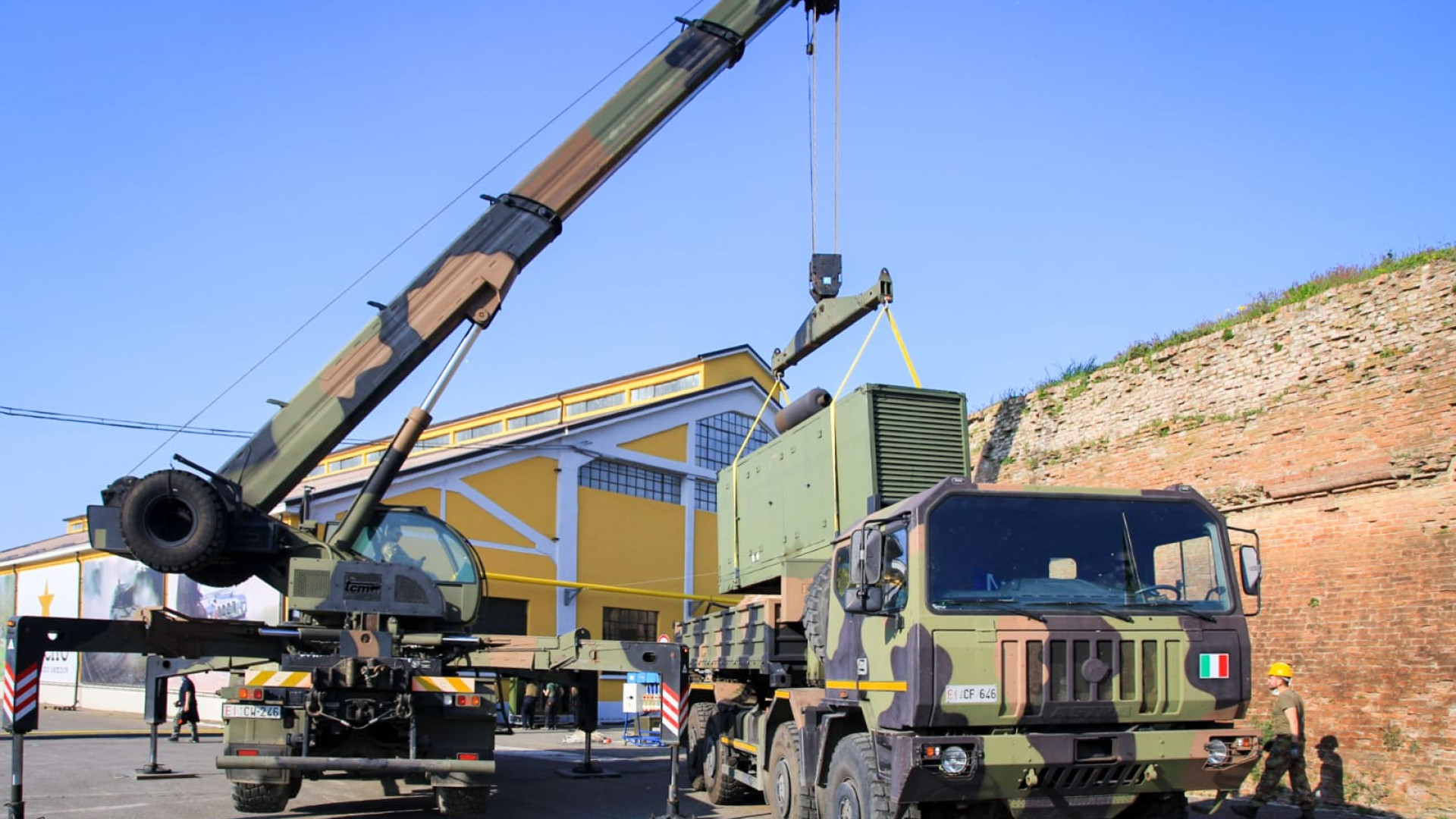 Autogru e piattaforme del 2° Reggimento Pontieri di Piacenza al GIS di Expo