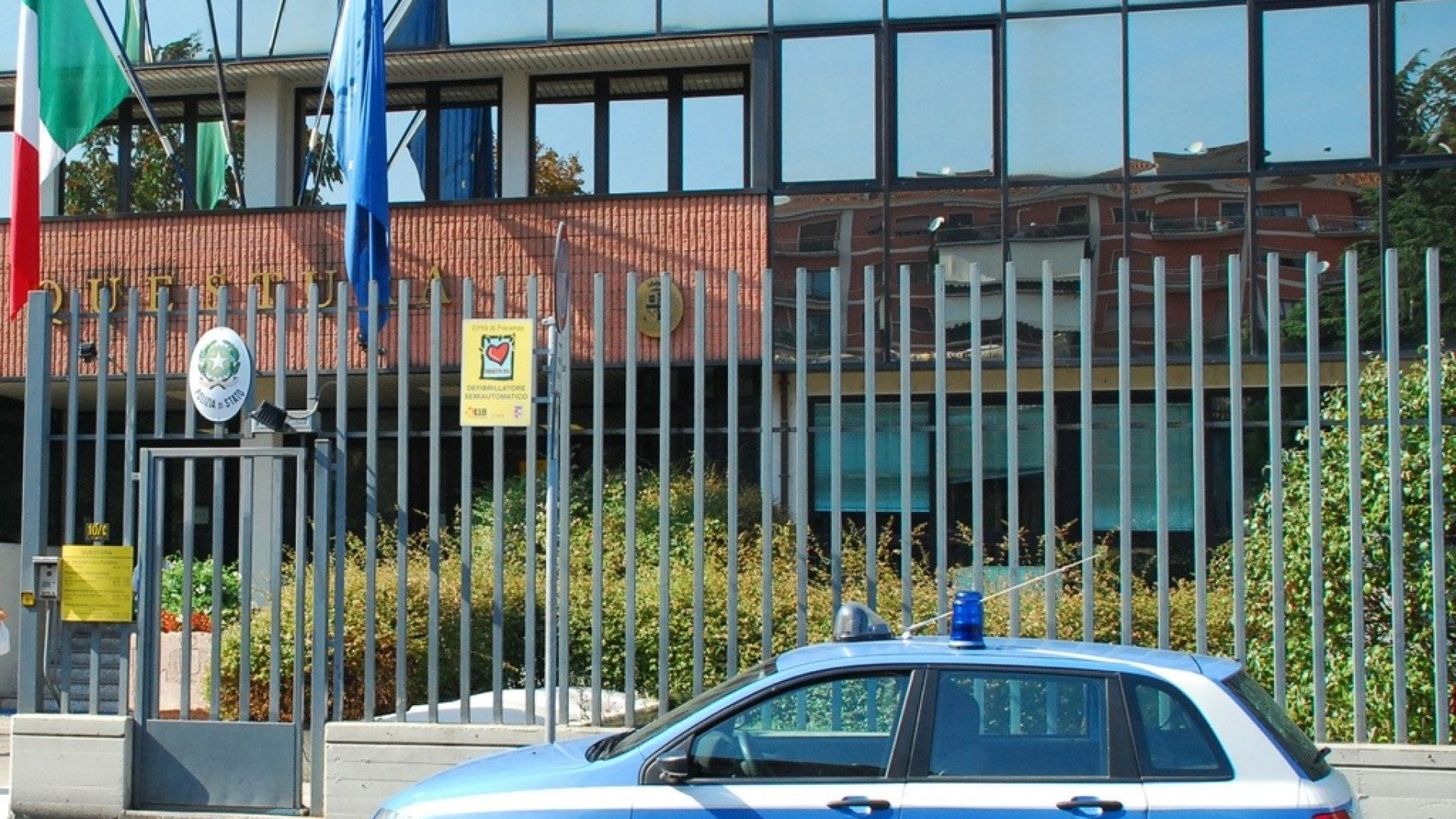 Tenta di buttarsi dal balcone del quinto piano. Salvata dalla polizia