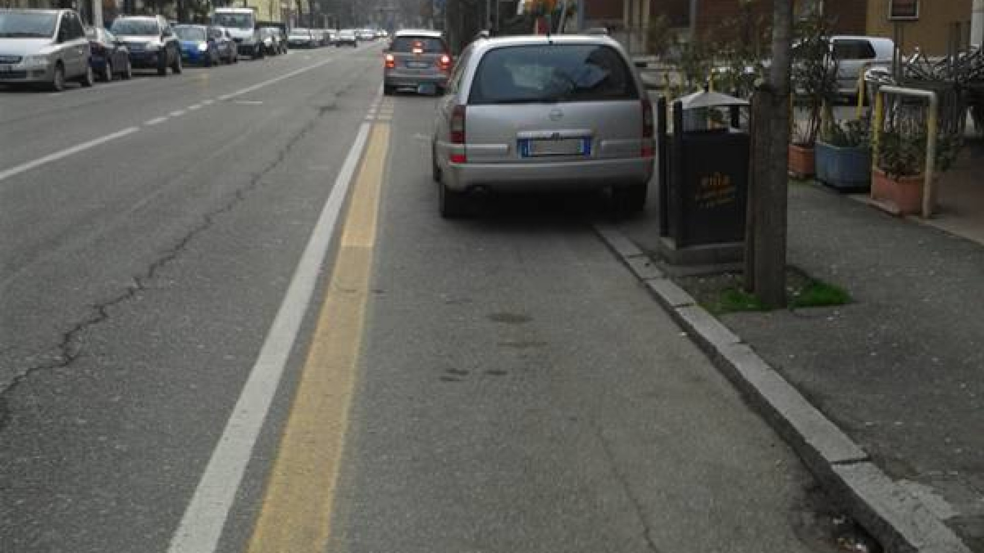 Piste ciclabili "invase" dalle auto. Parcheggi selvaggi e senza rispetto