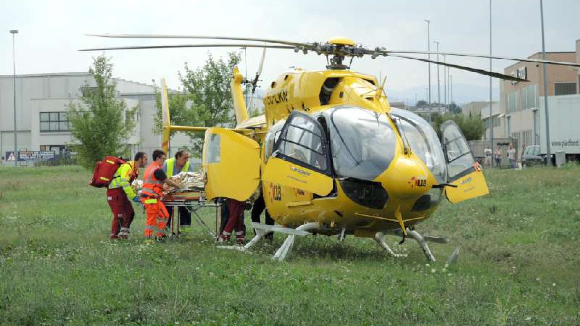 Cade in bici mentre va al lavoro, 25enne soccorso dall'eliambulanza a Castello