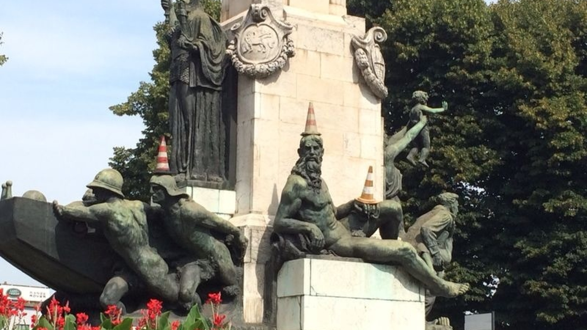 Torna il sole, spuntano i cappelli sulle sculture dedicate ai Pontieri