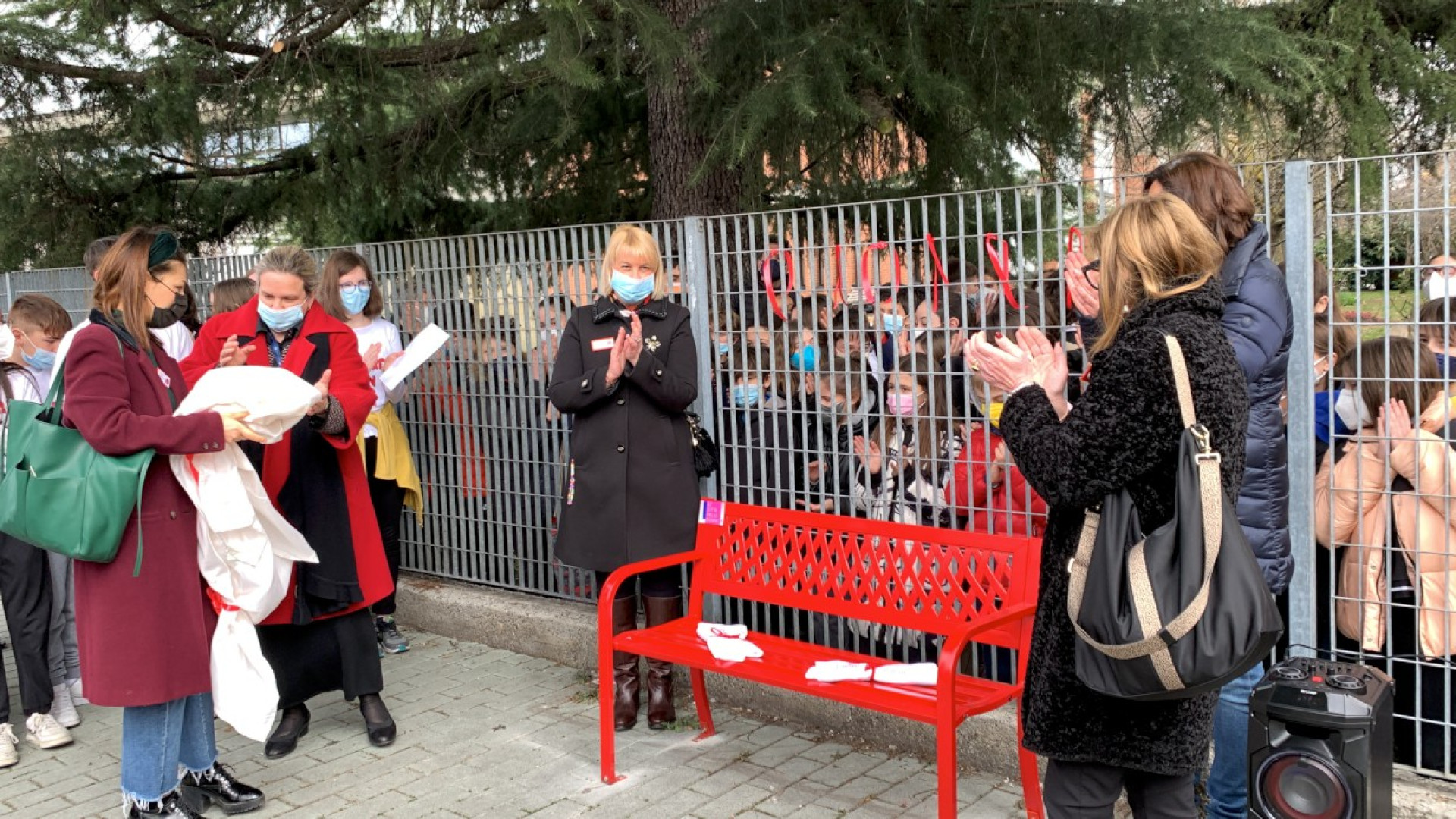 Zahira non sarà dimenticata: una panchina rossa dove è stata uccisa dall'ex marito