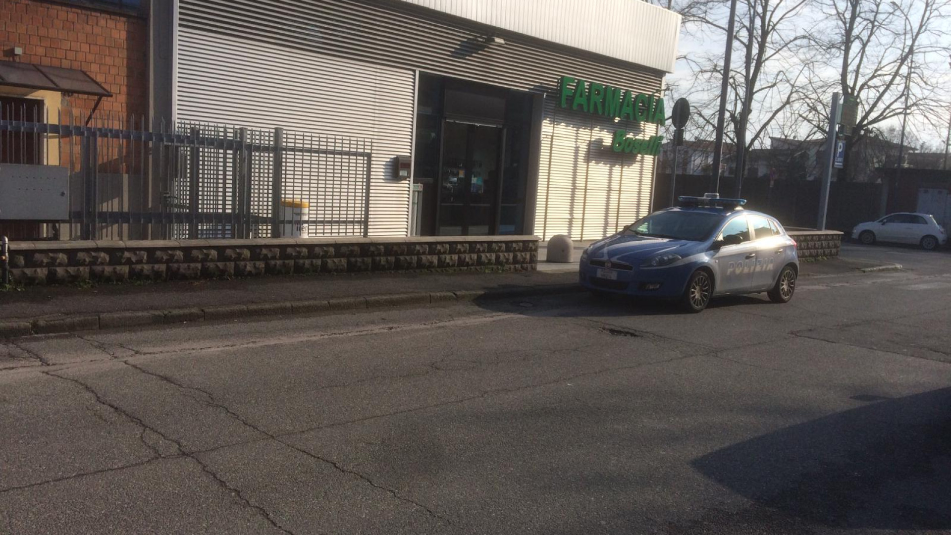 Pugni sul bancone e taglierino per farsi consegnare i soldi. "E' meglio se te ne vai": farmacisti mettono in fuga il rapinatore