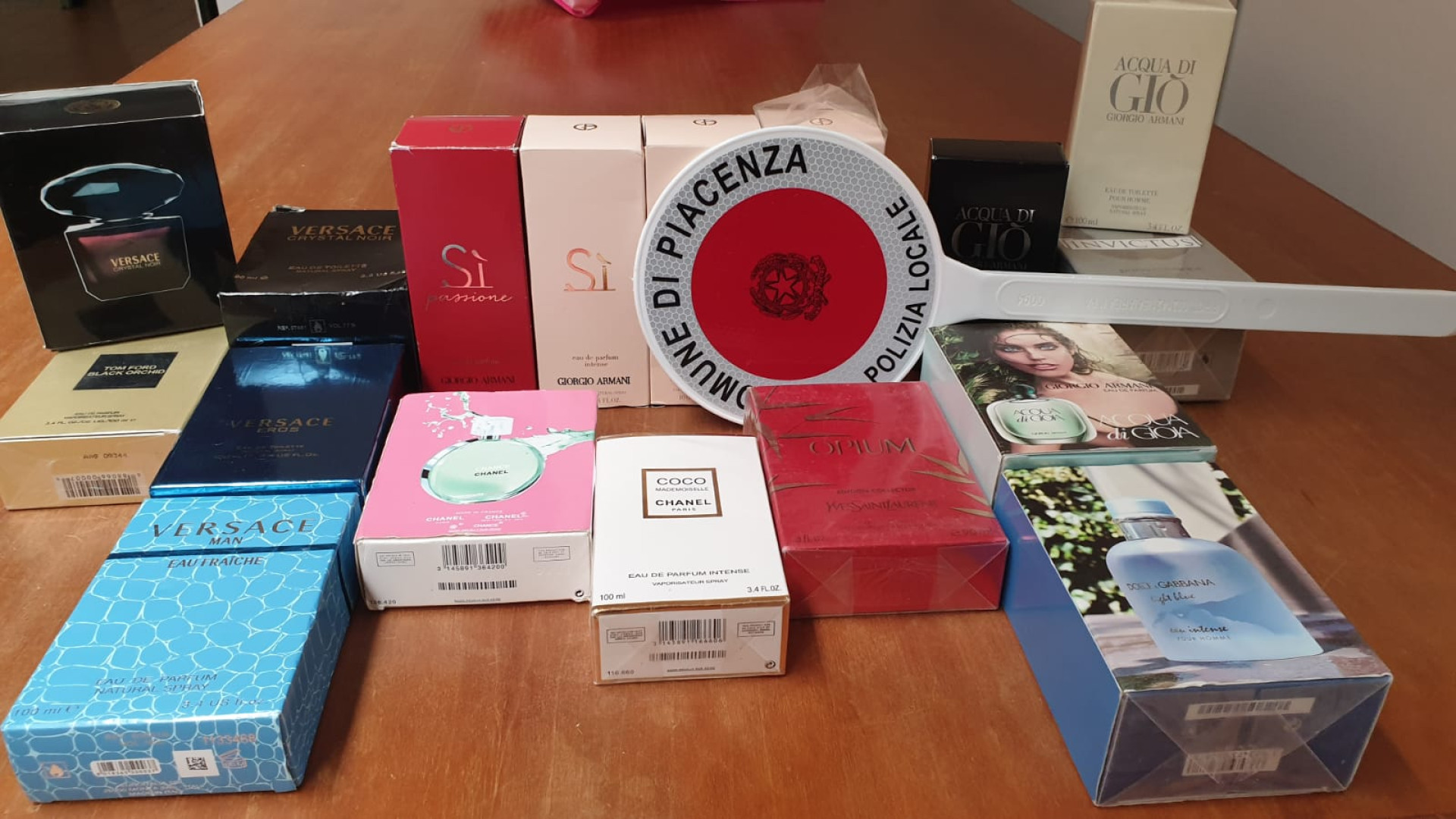 Vendita abusiva di profumi: 17 confezioni sequestrate. Market multato per l'orario