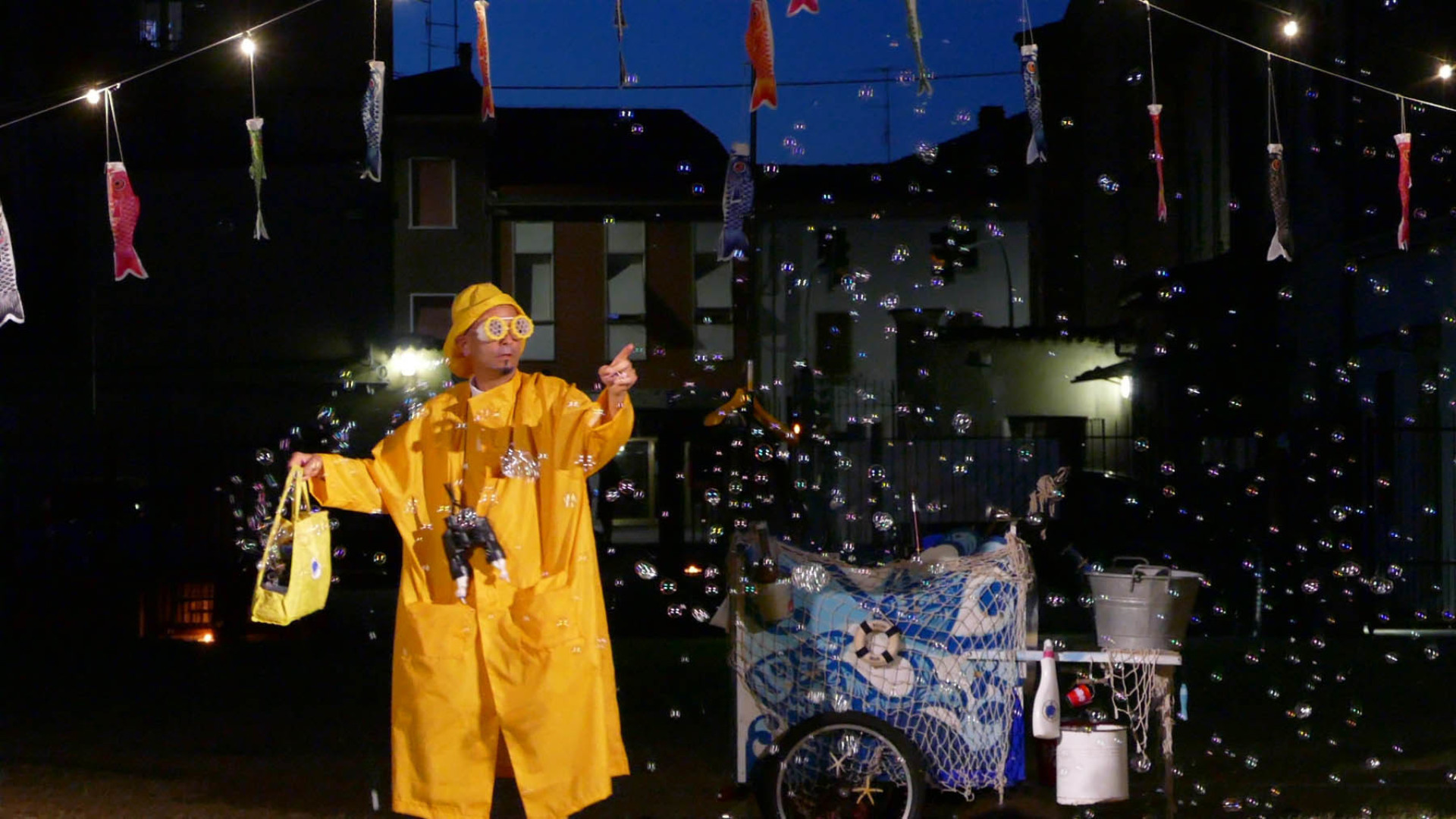 Acqua, detersivo e bambini: a Sant'Antonio la magia delle bolle nell'arte di strada