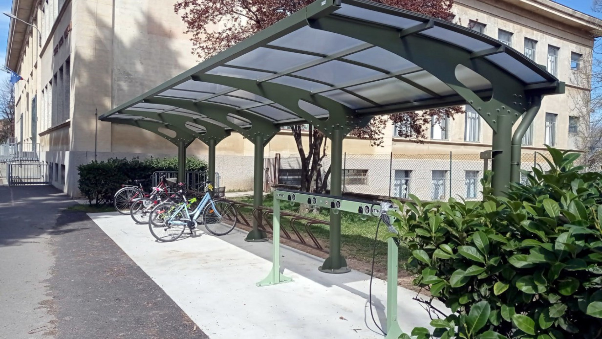 Scuola di Borgonovo, nuova pensilina per le due ruote con attacchi di ricarica per e-bike