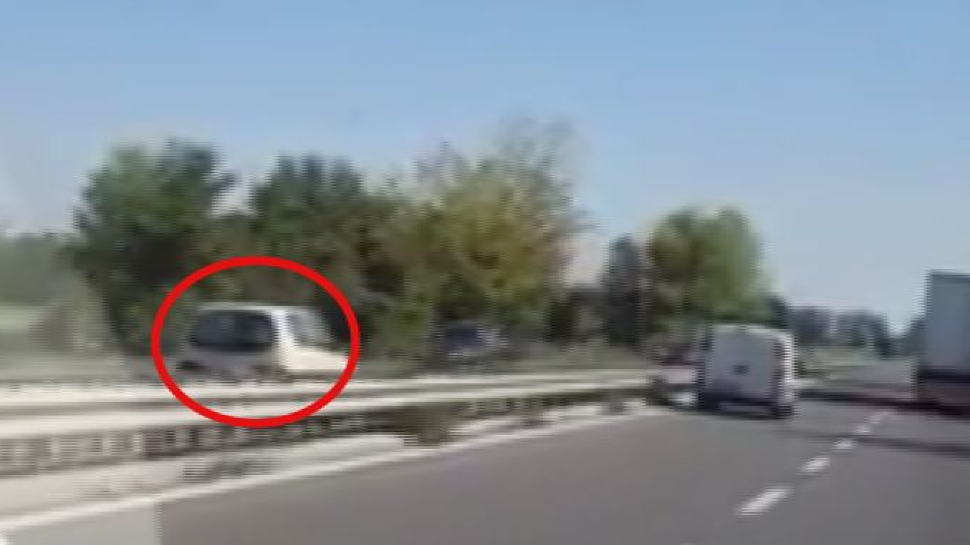 Auto controsenso in tangenziale tra la Farnesiana e lo stadio, paura per gli automobilisti GUARDA IL VIDEO