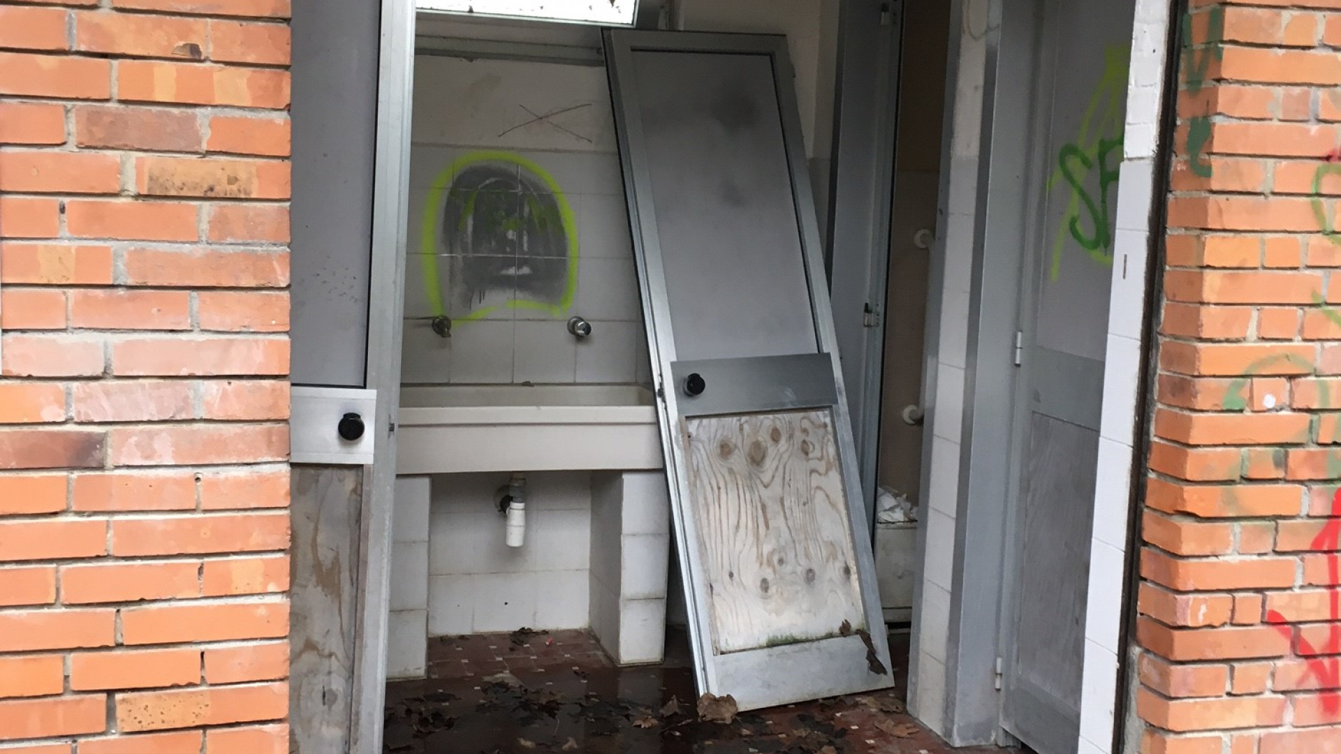 Vandali e degrado ai bagni pubblici sul Facsal. Cisini: “Metteremo le inferriate”
