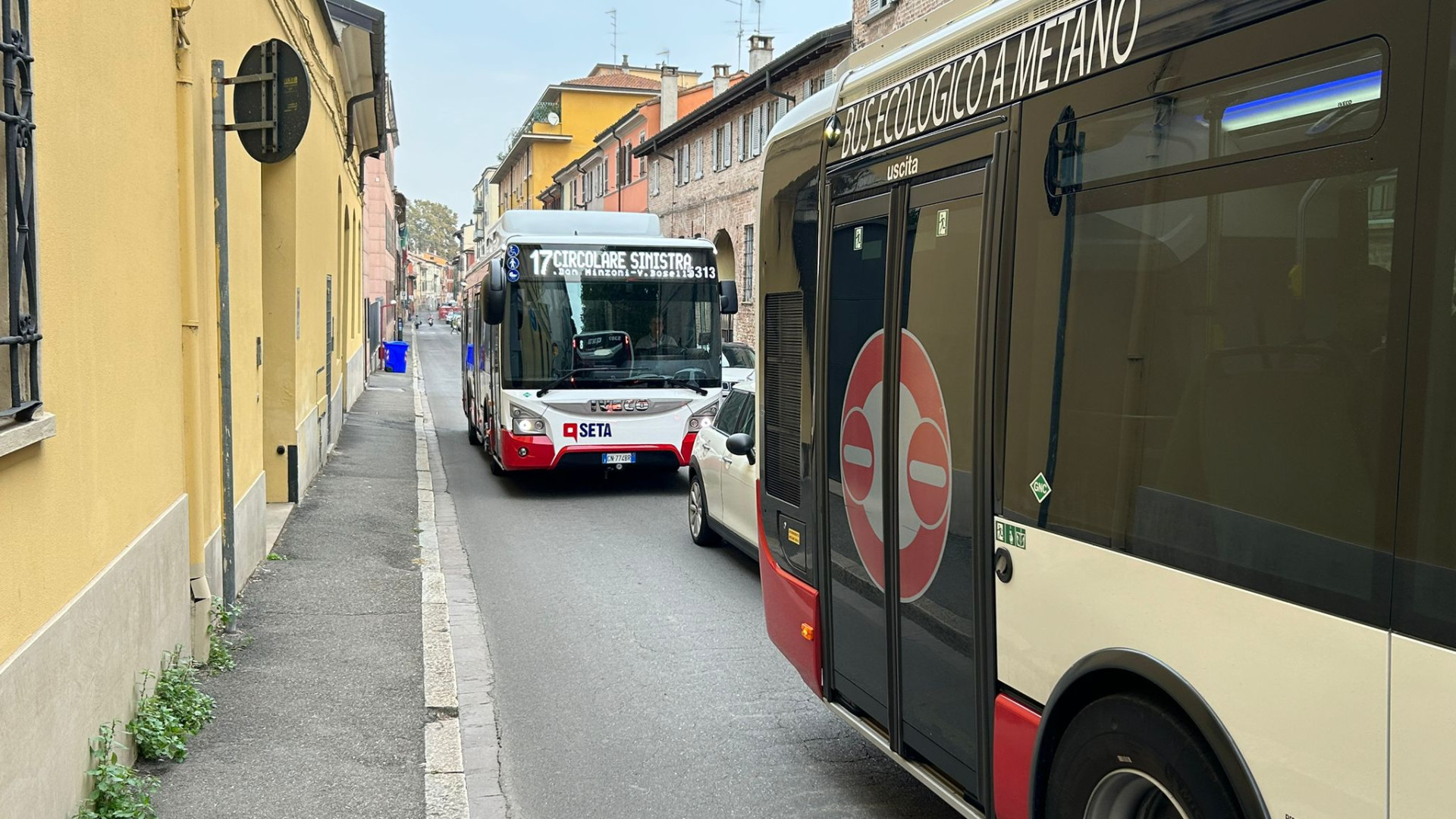 "In via San Bartolomeo oltre 280 bus al giorno in pochi metri, così è invivibile"