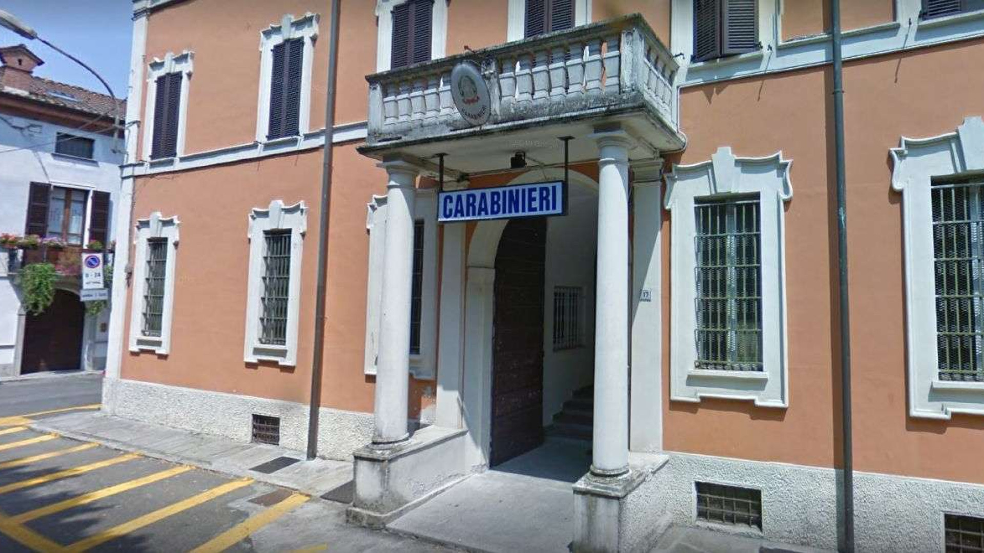 E' in caserma per un reato e ruba dal portafoglio di un carabiniere: arrestato un 19enne
