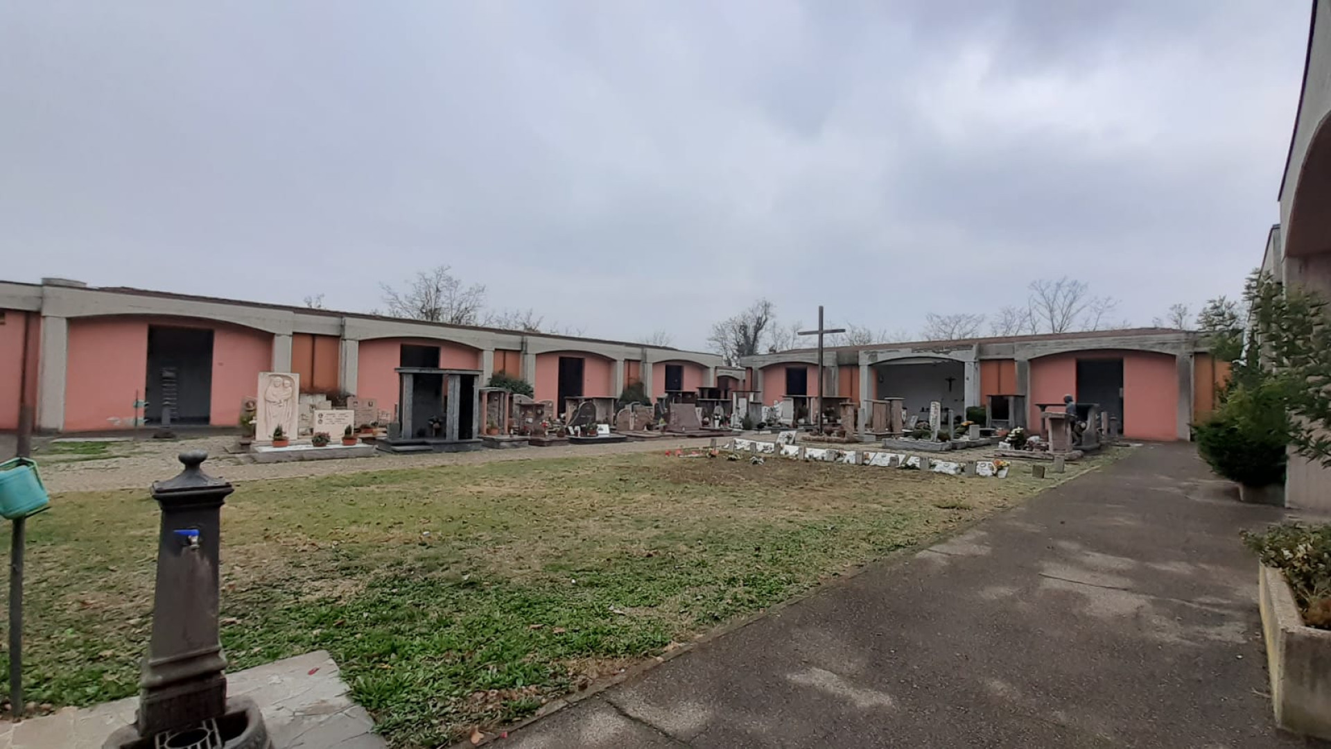 "Nel cimitero di Mucinasso luce fuori uso, ma il Comune mi sollecita a pagare"
