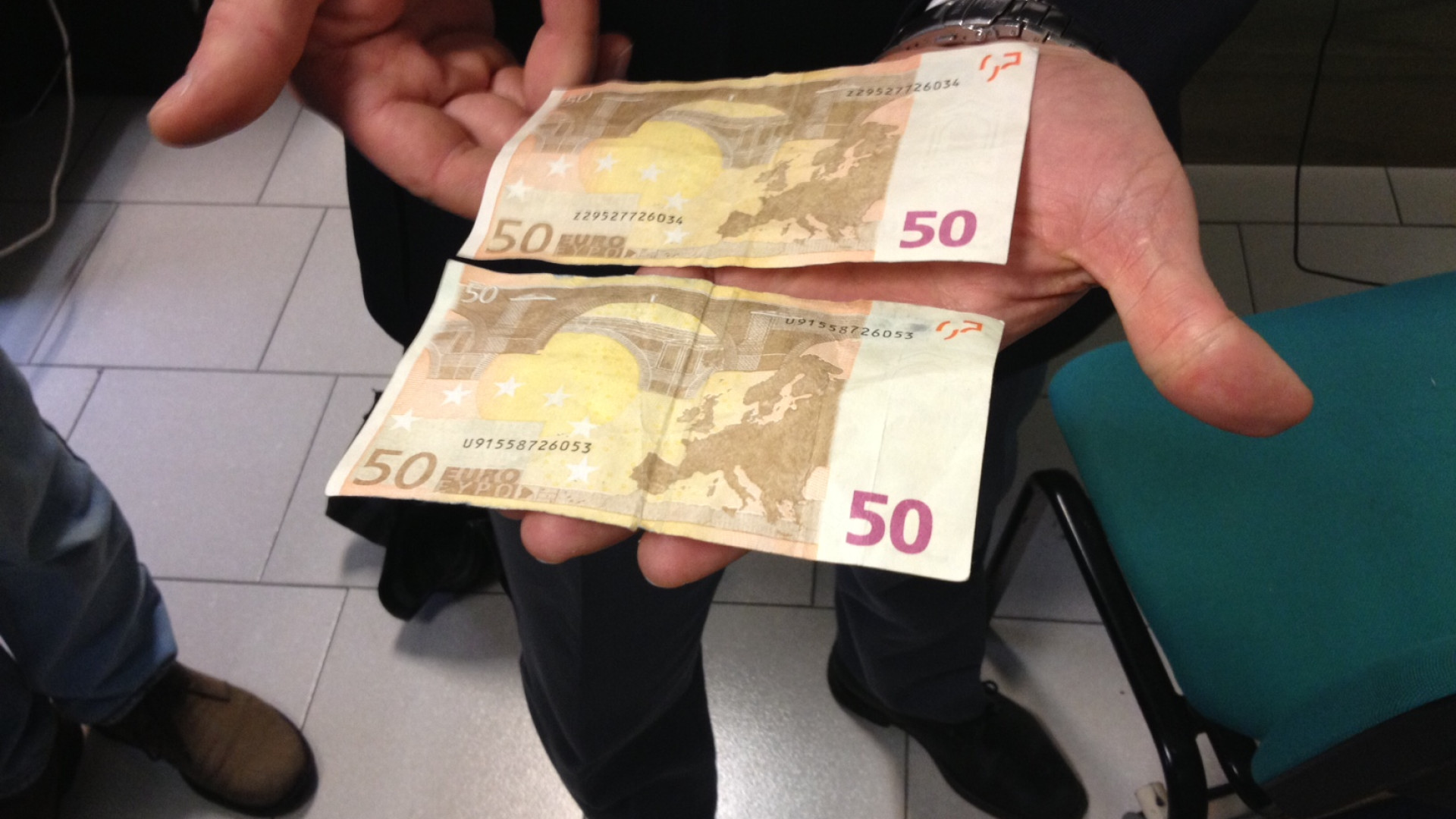 Tenta di pagare la consumazione al bar con banconote false poi fugge