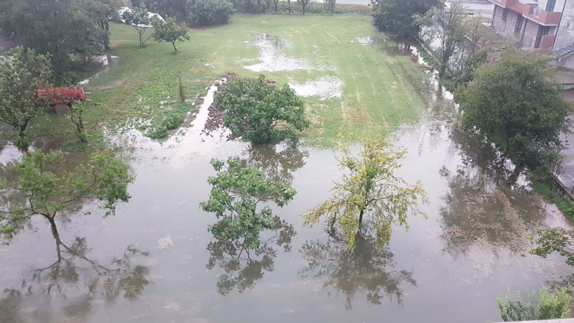 Dopo il grande caldo è arrivato il maltempo, nubifragi e forte vento nel Piacentino. Bombe d'acqua e grandine a Gragnano