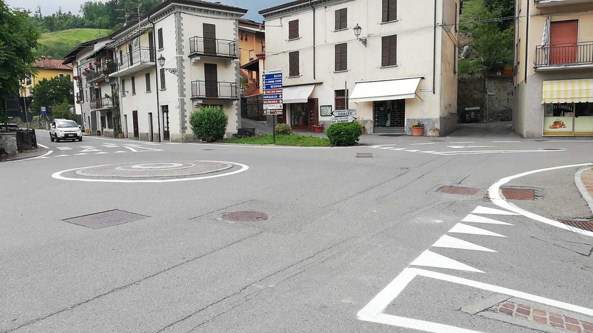 Ferriere, partiti i lavori nelle piazze: "rinfrescata" la segnaletica orizzontale