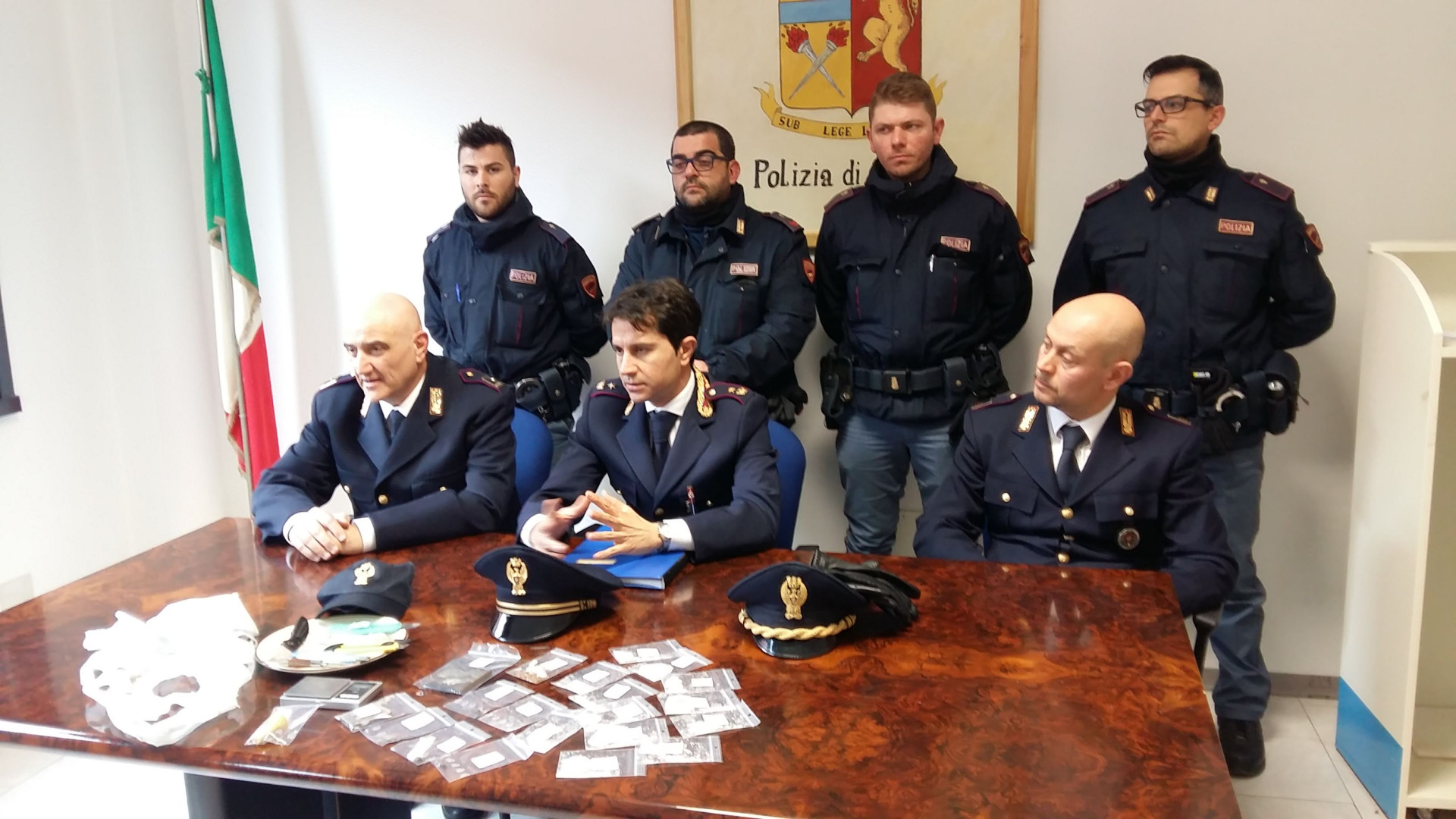 Via Trebbiola, arriva la polizia e gettano la droga nel water: cinque arresti