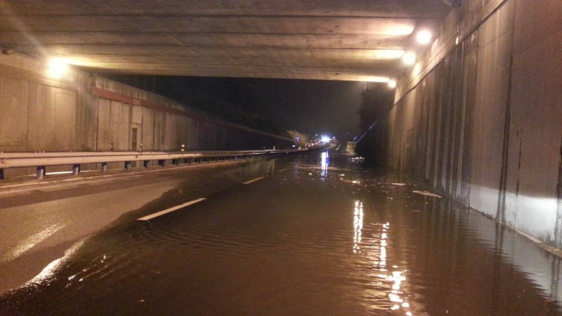 Farnesiana, allagato il sottopasso della tangenziale. Strada chiusa per qualche ora