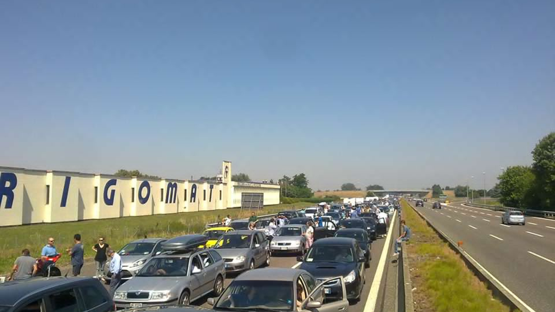 Sperona un'auto della Polizia: follia in autostrada a Guardamiglio