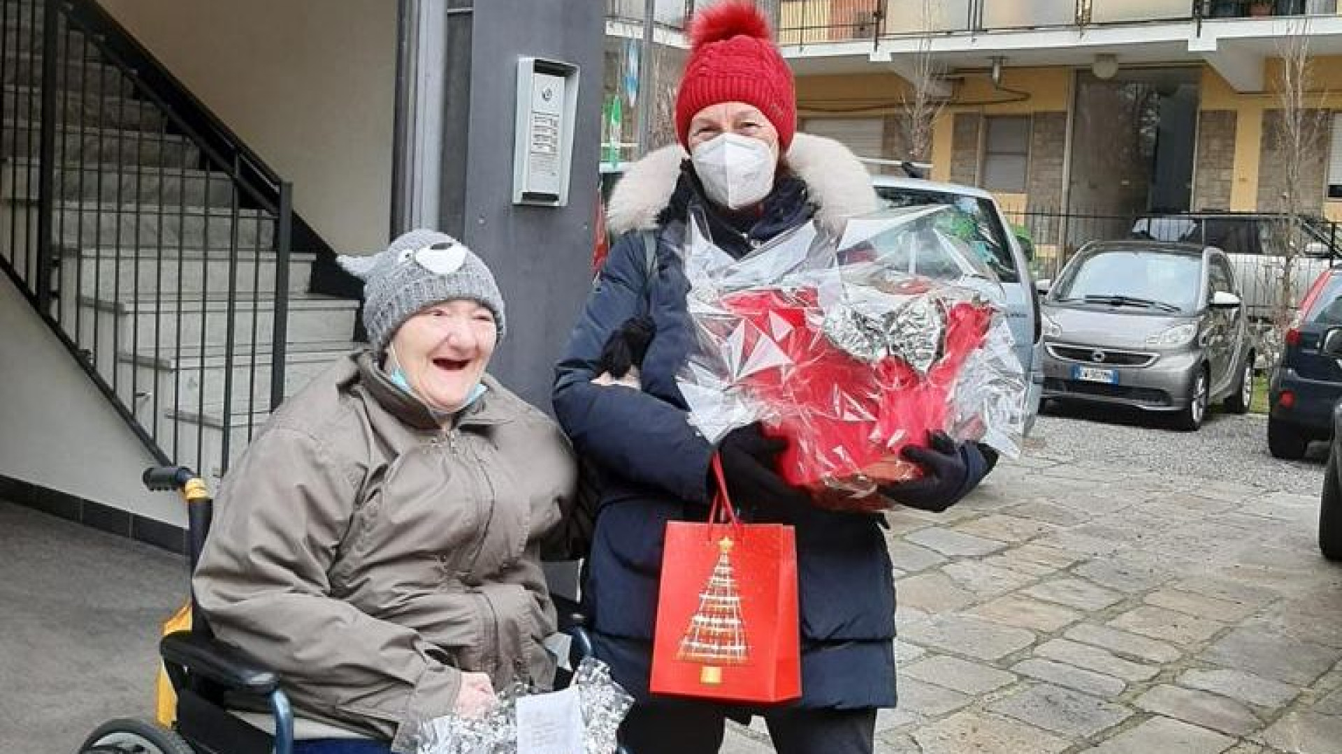 Rosaria e Silvana: sorrisi dalle finestre per mesi, poi a Natale l'abbraccio nel centro diurno