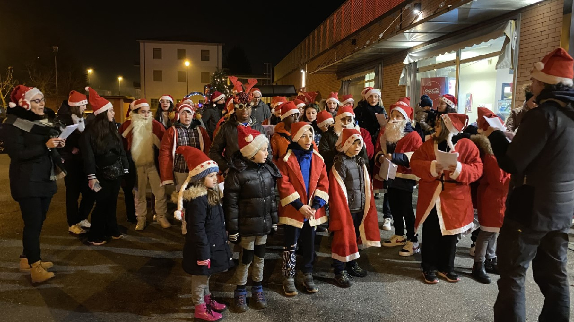 Un coro di adulti e bambini per le vie del paese: successo per "Cantalseno"