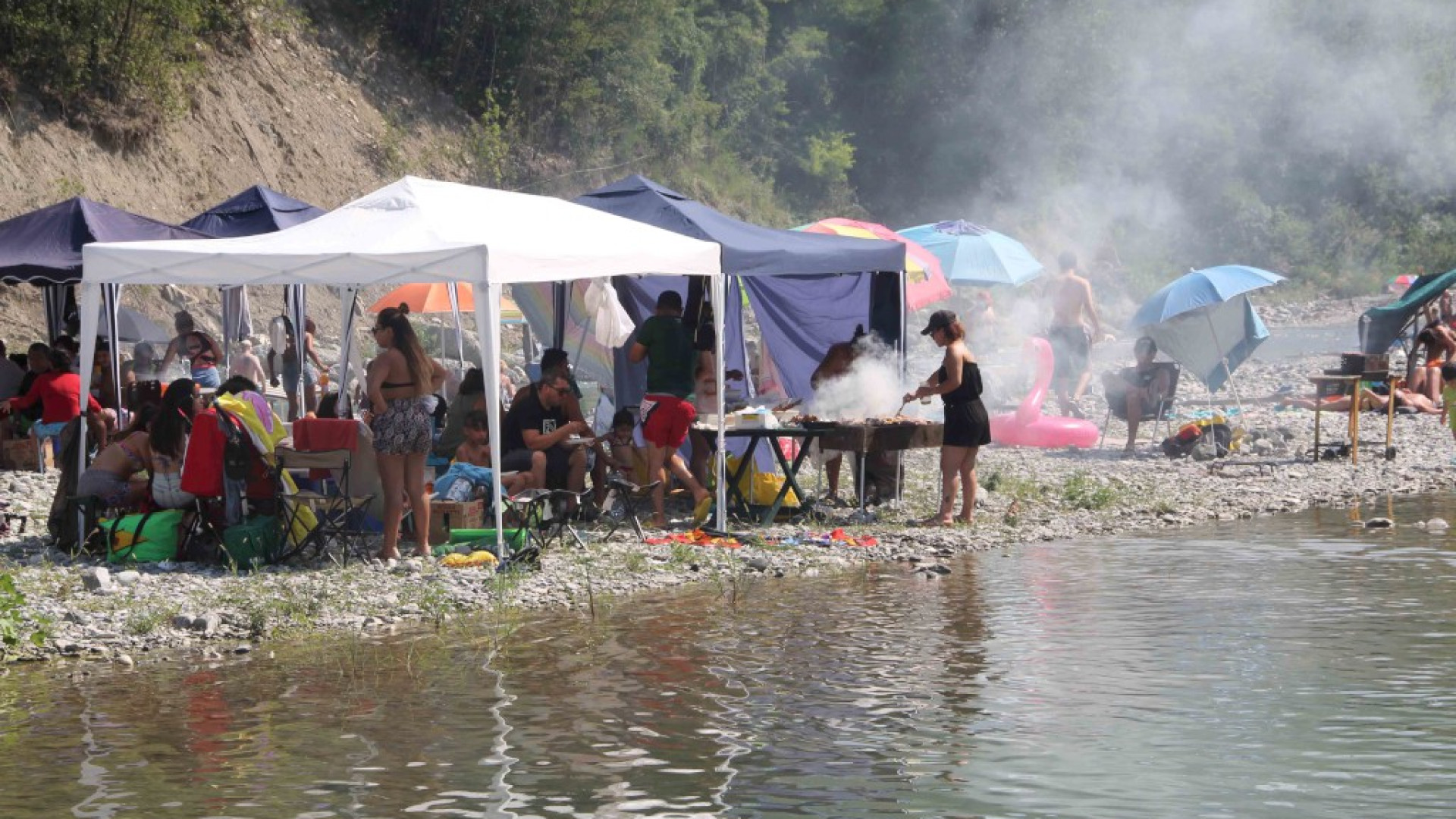 Val Trebbia invasa dai bagnanti. Tuffi, grigliate e pioggia di multe alle auto