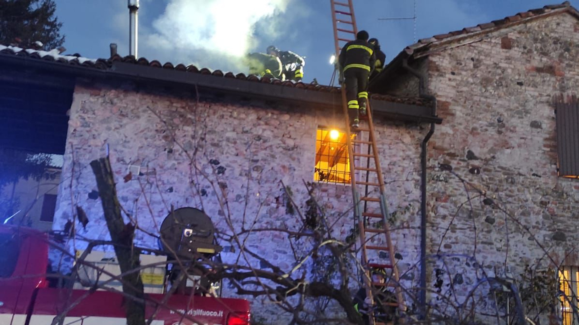 Tetto in fiamme a Ca' del Vescovo di Podenzano, salva la famiglia che vive nella casa
