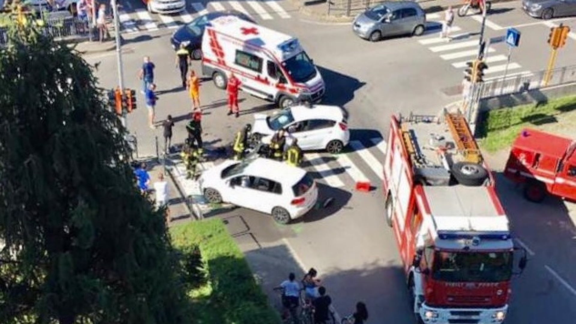 Frontale tra due auto a San Nicolò, un ferito. Traffico in tilt