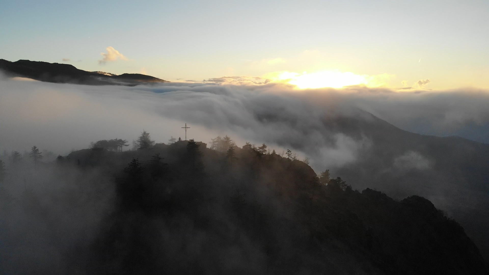 "Sentieri Piacentini": stasera le nuvole sopra la Val Trebbia e il tramonto sull'Armelio