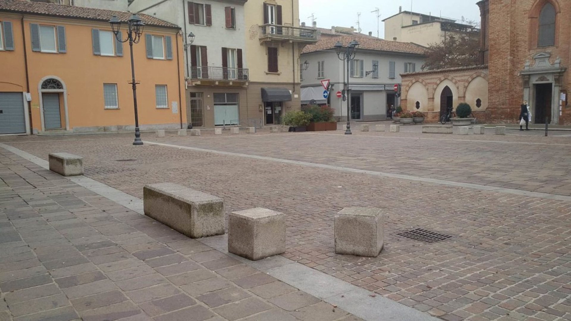 Ancora schiamazzi e bivacchi in piazza Casaroli, il sindaco Fontana: "Tolleranza zero"