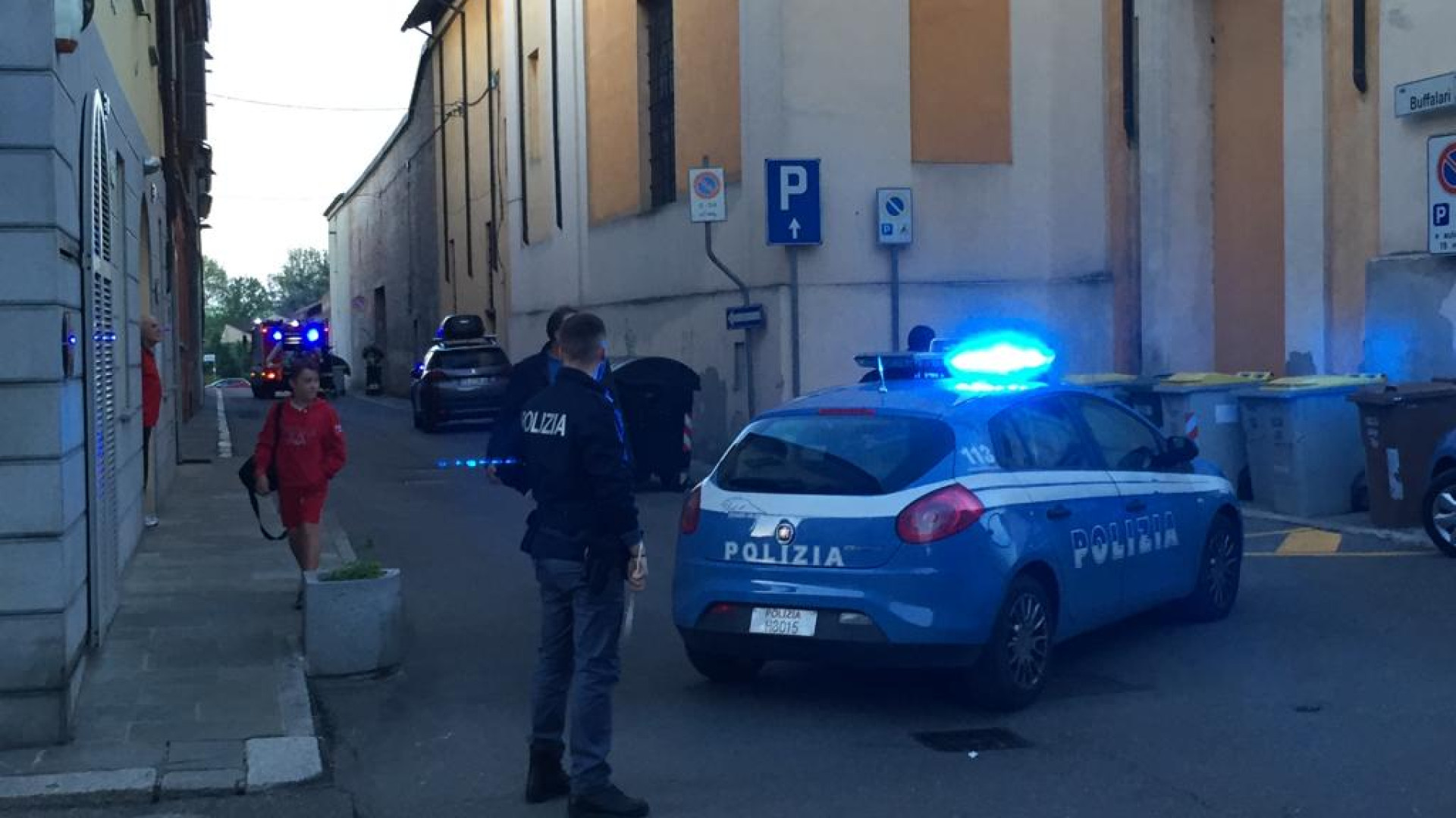 Incendio nell'ex chiesa delle Benedettine, paura tra gli abitanti della zona. FOTO