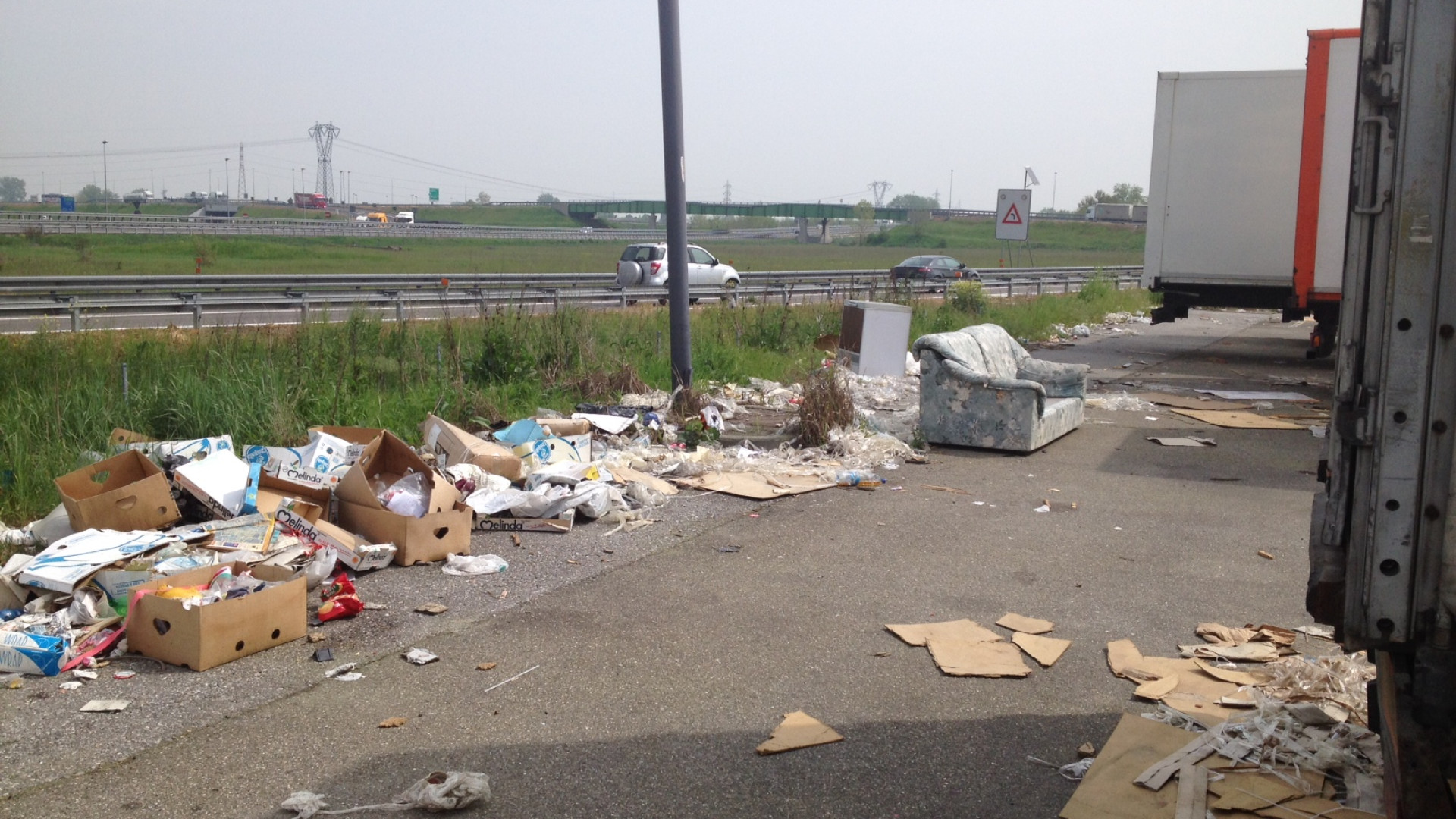 Il parcheggio dei camion in via Dossarelli è diventato una discarica
