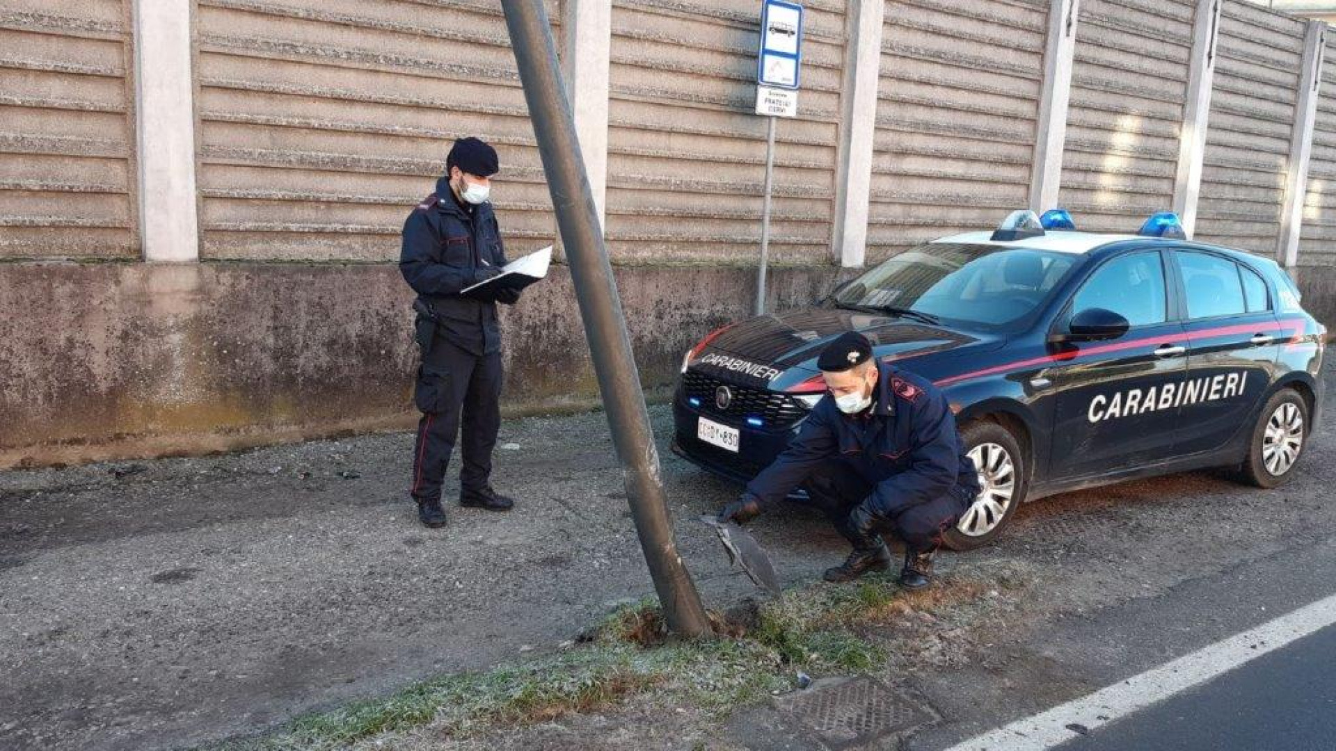In fuga dopo il coprifuoco sull'auto rubata, denunciati nel cremonese