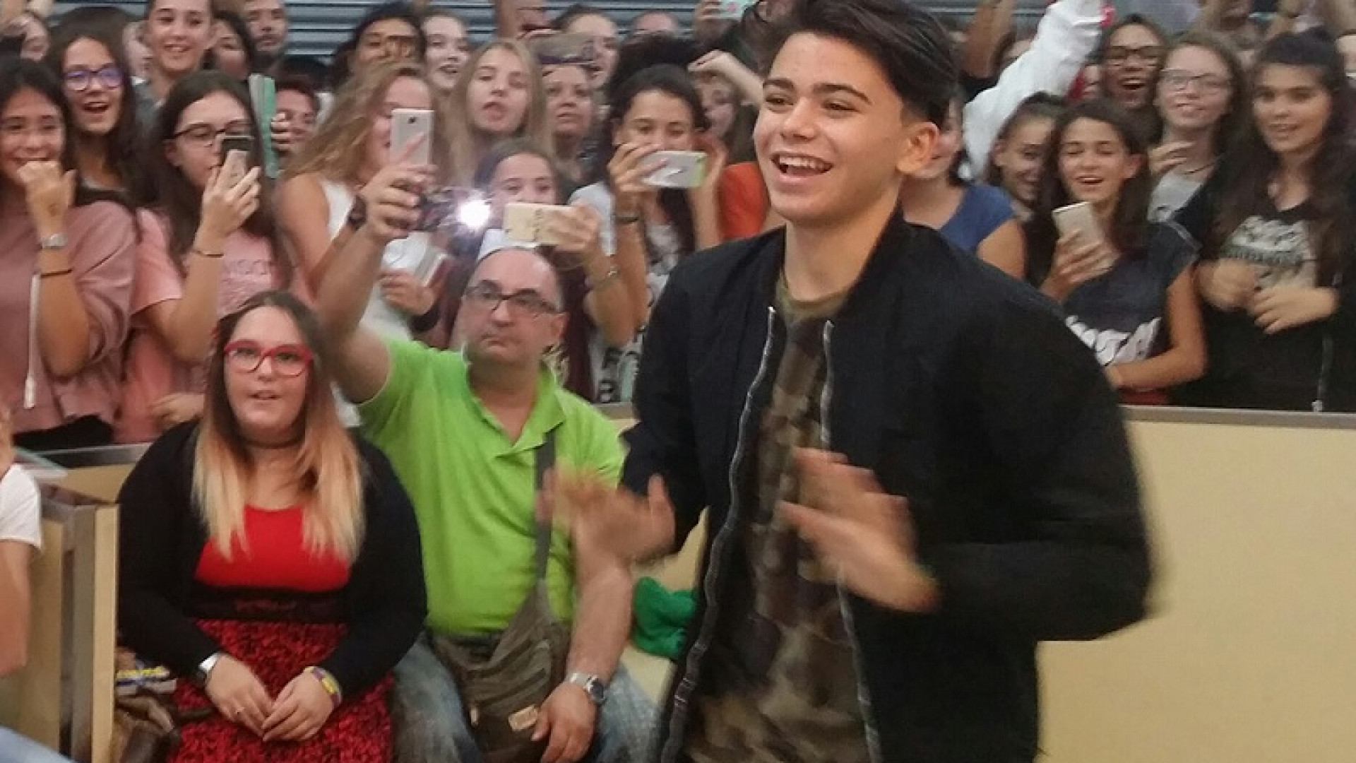 Fan in delirio per l'arrivo a Piacenza dello youtuber Luciano Spinelli