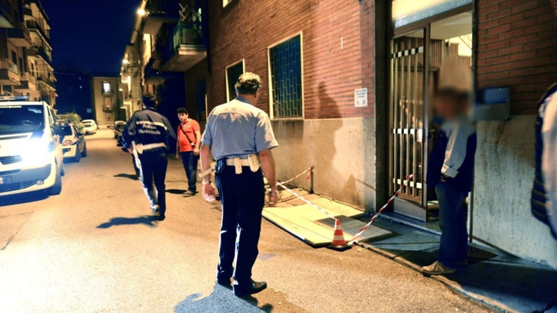 Cedimento stradale in via Valmagini, si apre una voragine nell'asfalto
