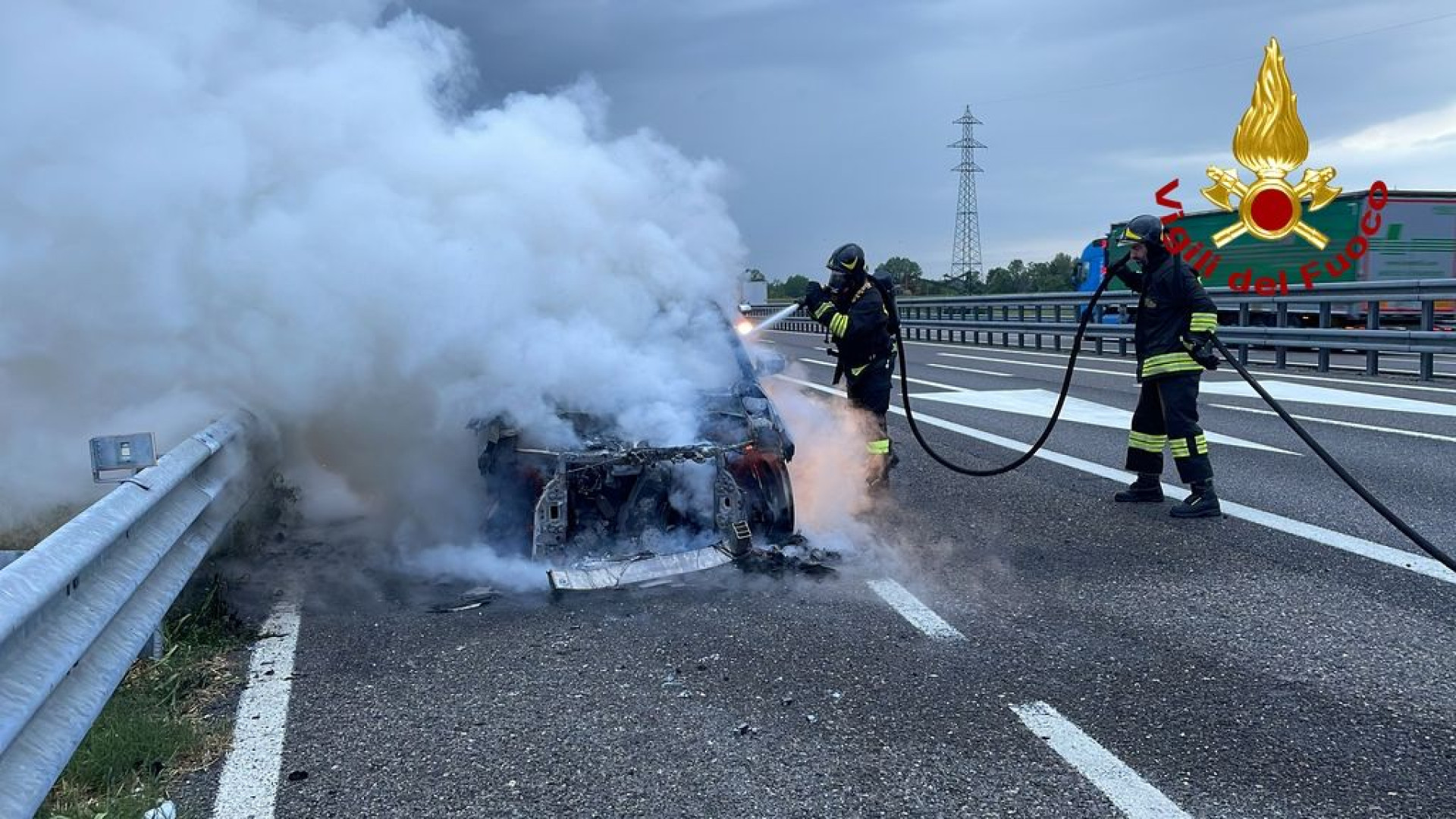 Il conducente scende appena in tempo: auto distrutta dalle fiamme in A21. VIDEO