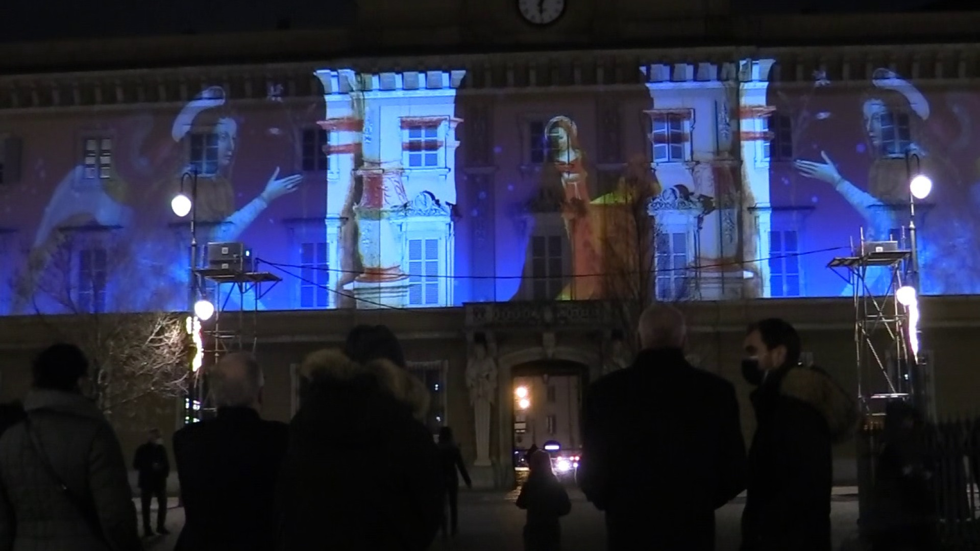 Natale in piazza Duomo, il palazzo vescovile si accende con il calendario dell'Avvento