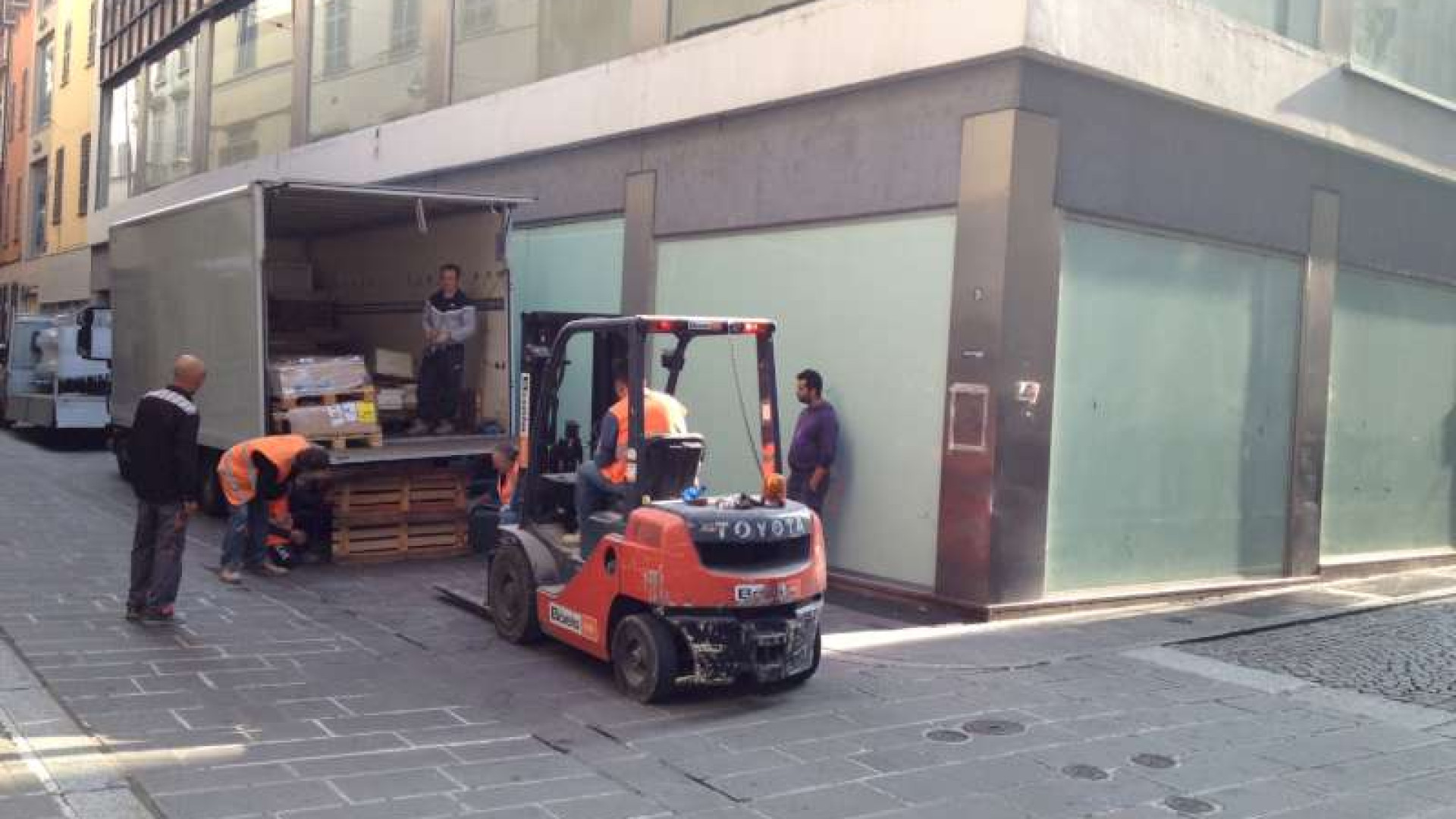 Fervono i lavori in via Venti, H&M si prepara per l'apertura imminente