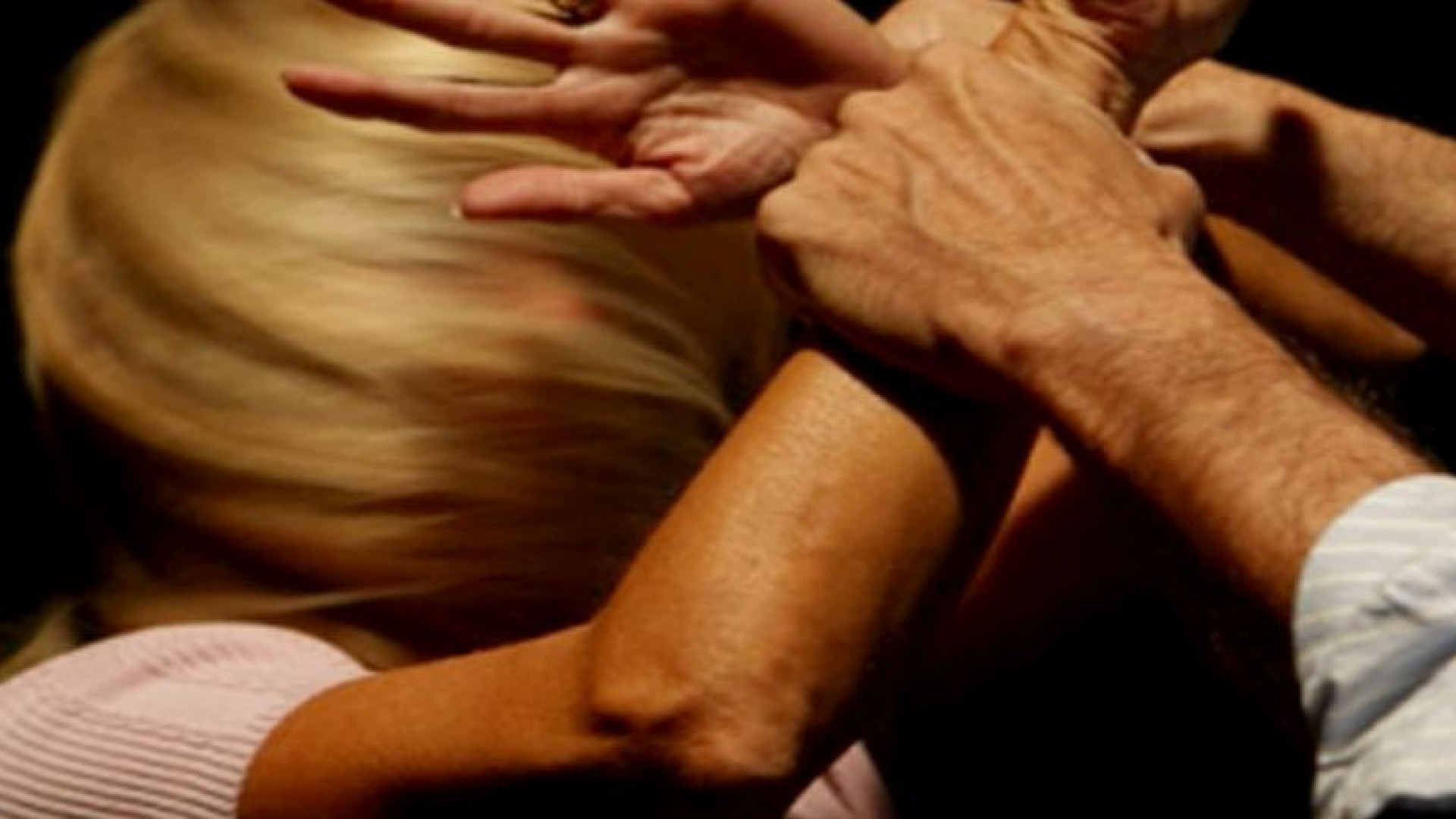 Picchiata selvaggiamente |per strada a San Nicolò, fermato il marito violento