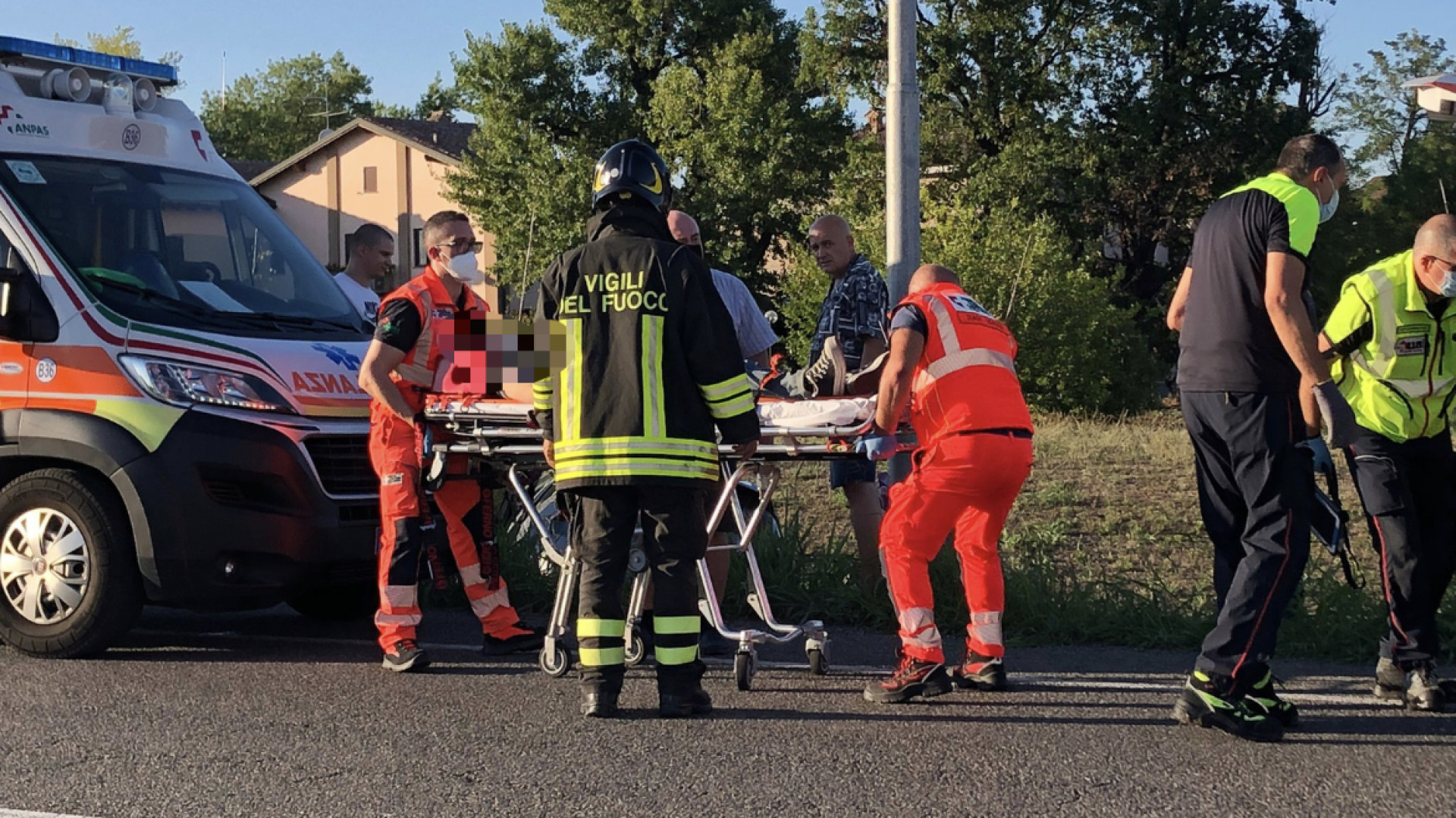 Incidente a Montale. Donna esce di strada, intervengono i vigili del fuoco per estrarla