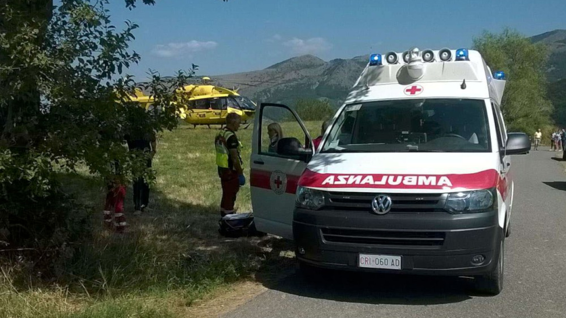 Cade in un bosco e si frattura una gamba: salvata dal personale del 118