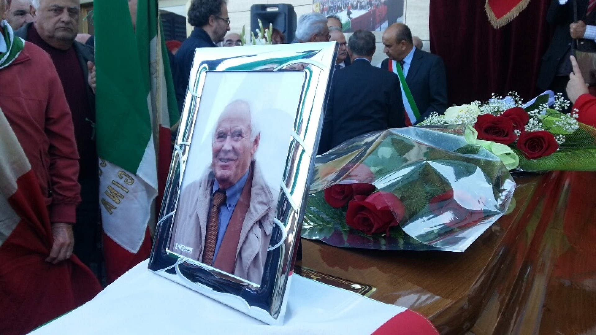 "Grazie Mario". Addio a cielo aperto per Cravedi. Bersani, "Un figlio del popolo"