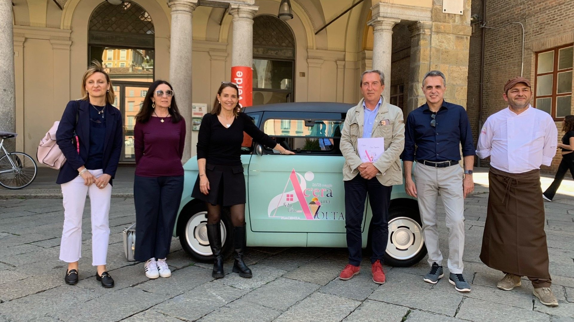 Il carretto del gelato tra le case popolari di Piacenza: l'iniziativa targata Acer