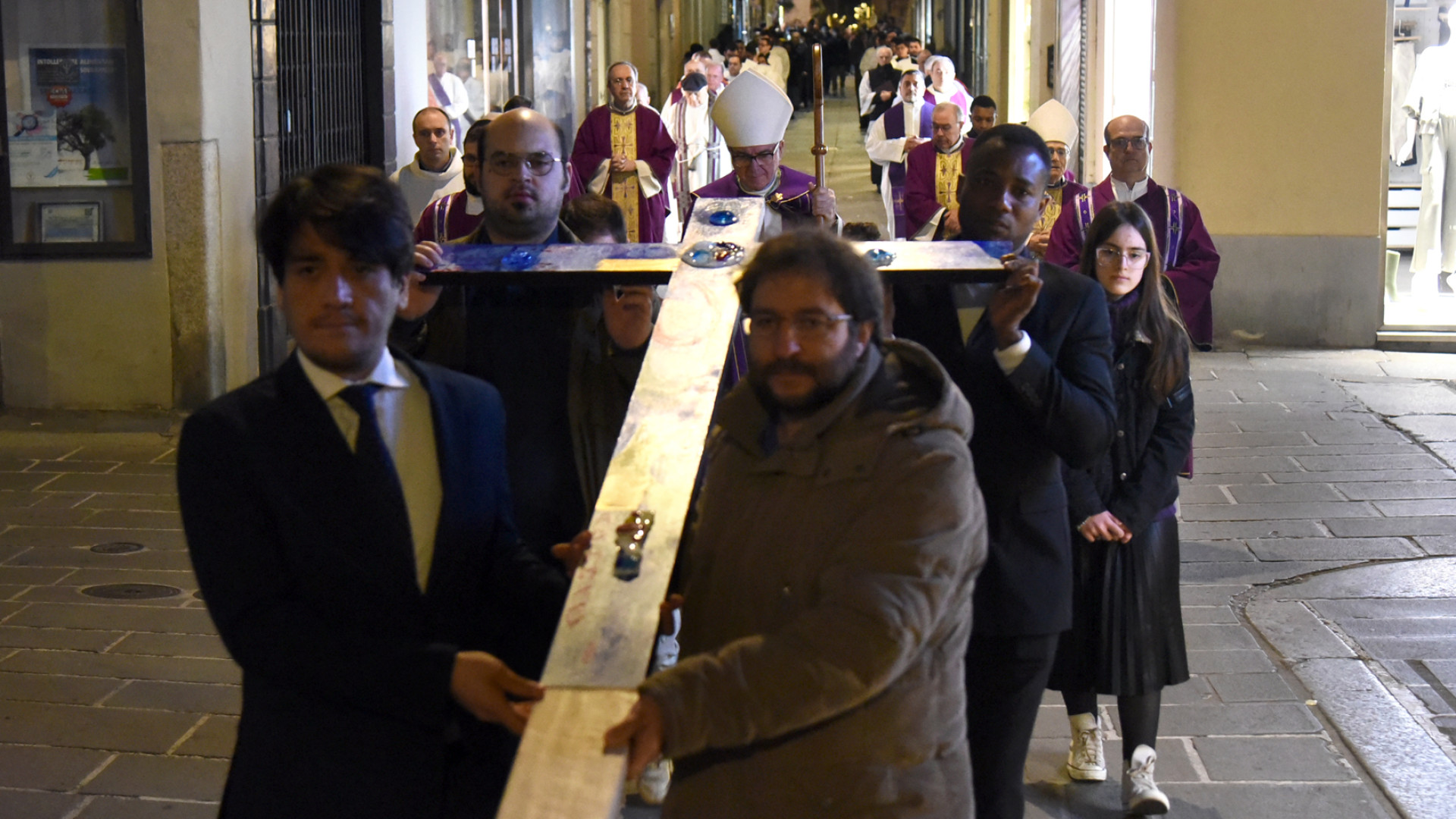 La croce giubilare apre la processione d’inizio Quaresima a Piacenza