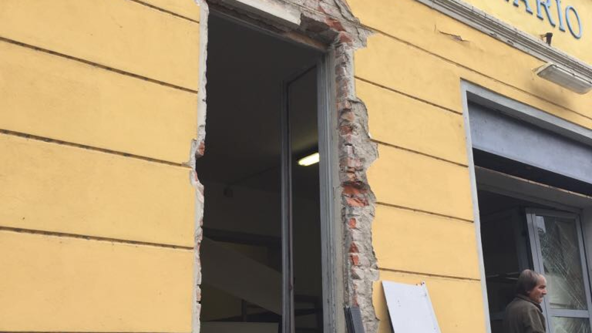 Tre banditi fanno esplodere il bancomat del Consorzio agrario: furto e danni per migliaia di euro LE FOTO DELLA SEDE DEVASTATA