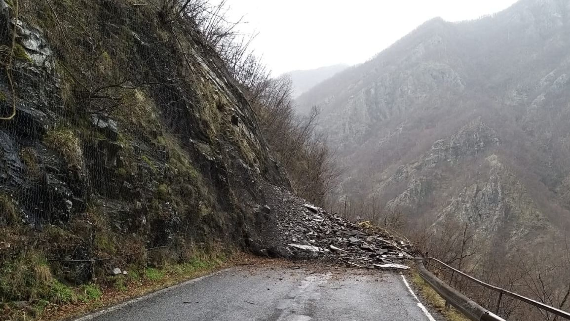 Crollano massi sulla carreggiata, Provinciale chiusa in Val d'Aveto