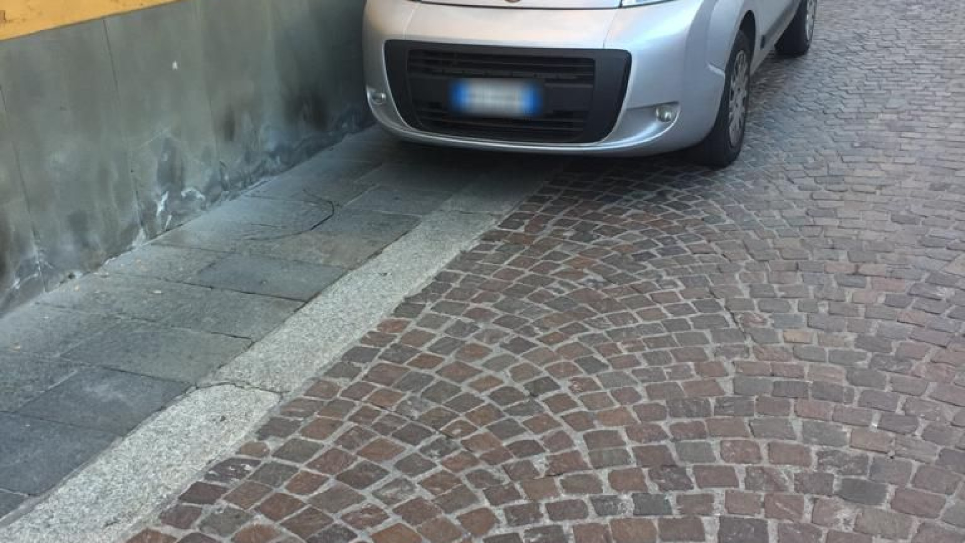 Sosta selvaggia in via San Siro, le lamentele dei residenti