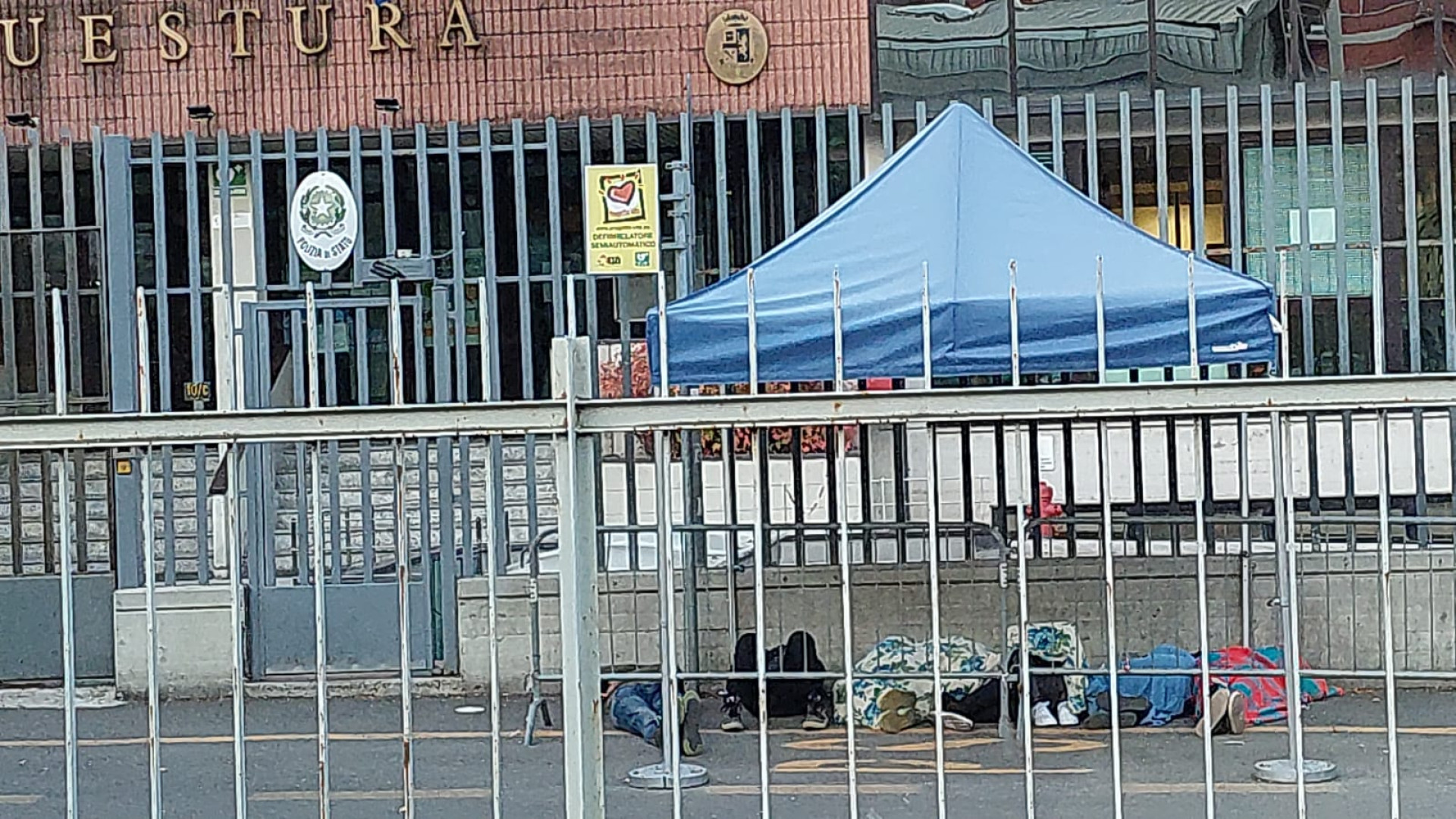 "Bivacchi, stranieri con sacco a pelo e lunghe code davanti alla questura di Piacenza"