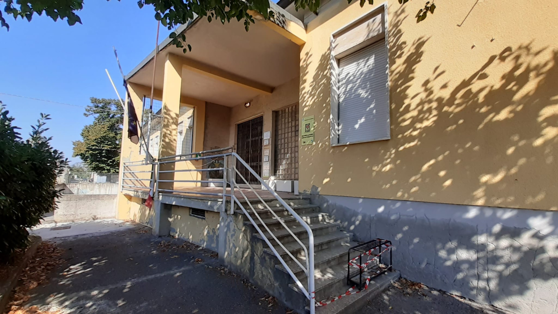 A Mucinasso la scuola riparte con ingresso inagibile. "Nessun intervento in estate"