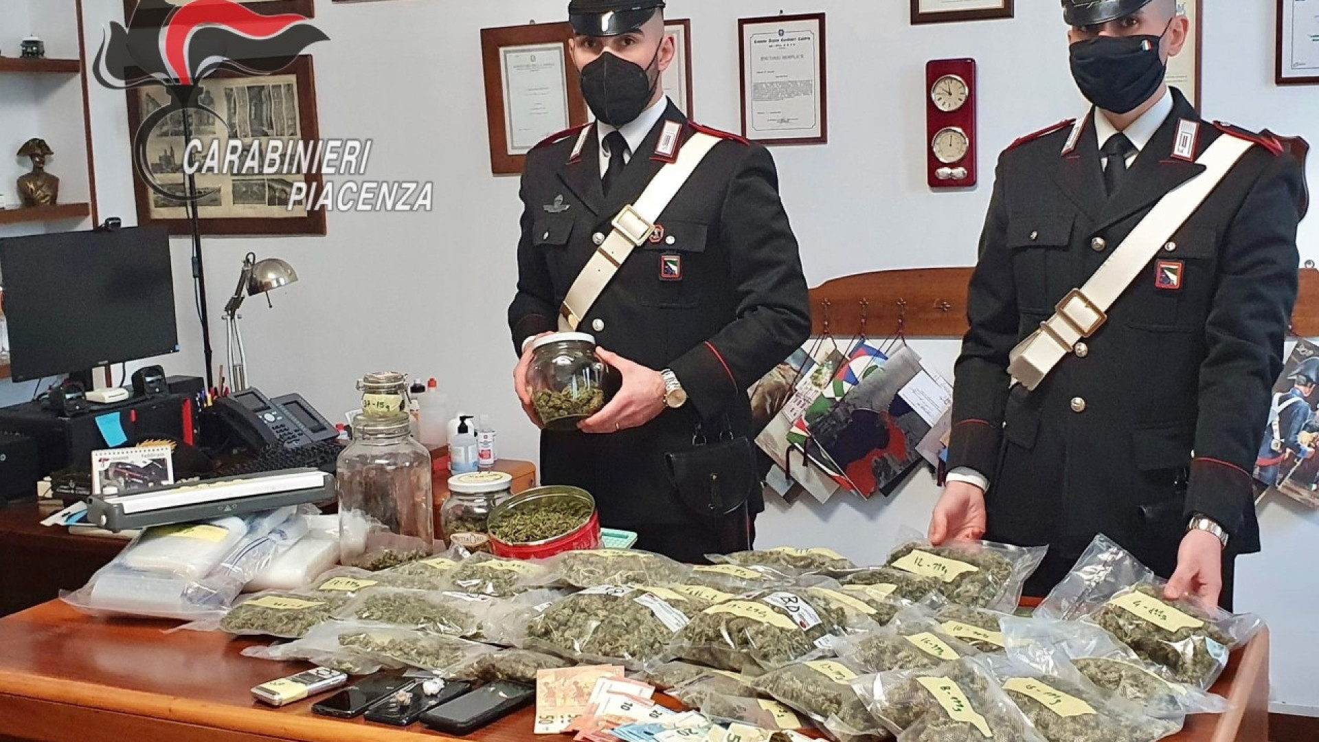 Tre chili di marijuana in salotto e in camera da letto, arrestati due giovani
